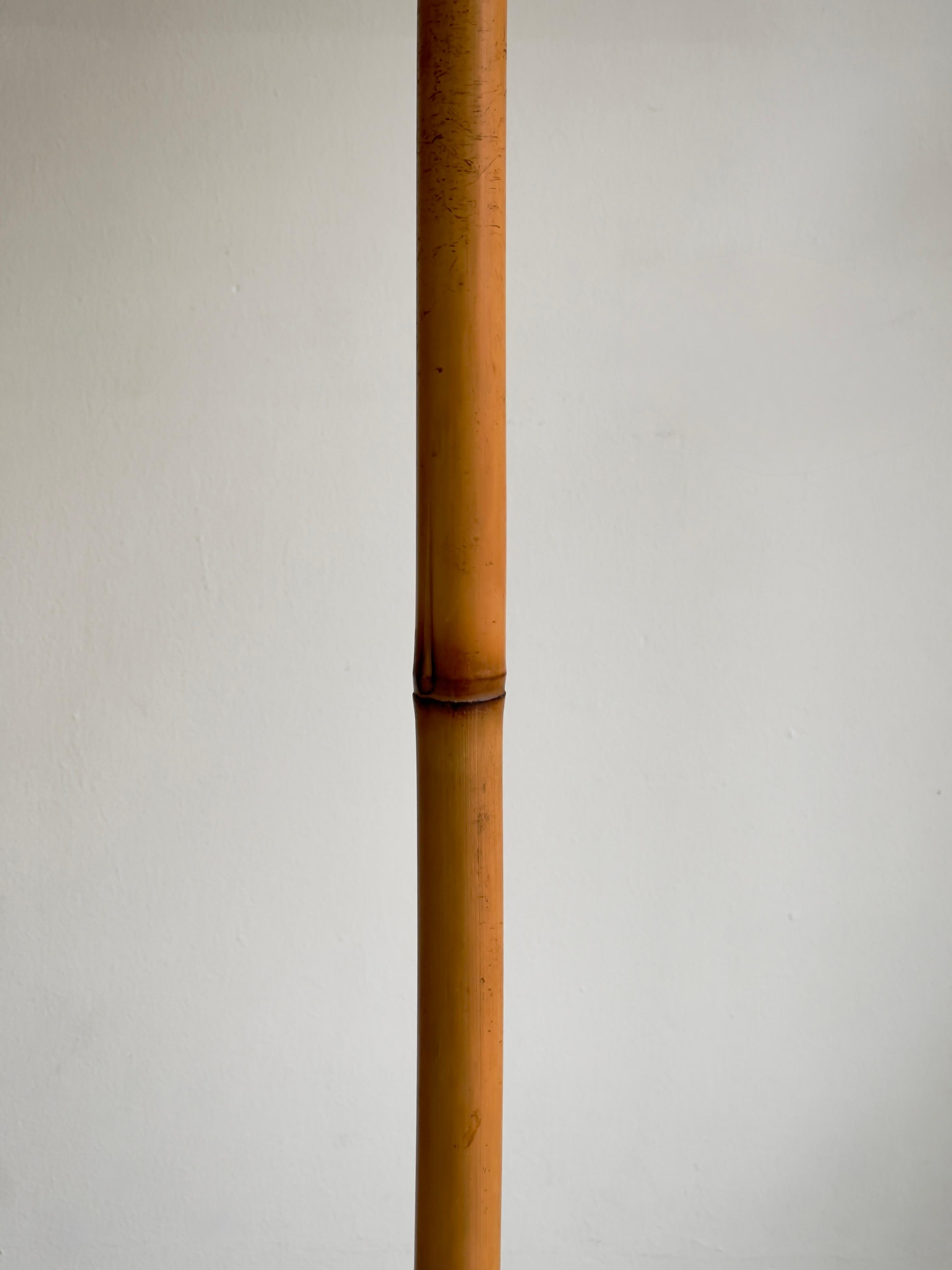 Intagliato a mano Rara lampada da terra finlandese degli anni '60 in rattan di bambù patinato e base in Oak macchiato. in vendita