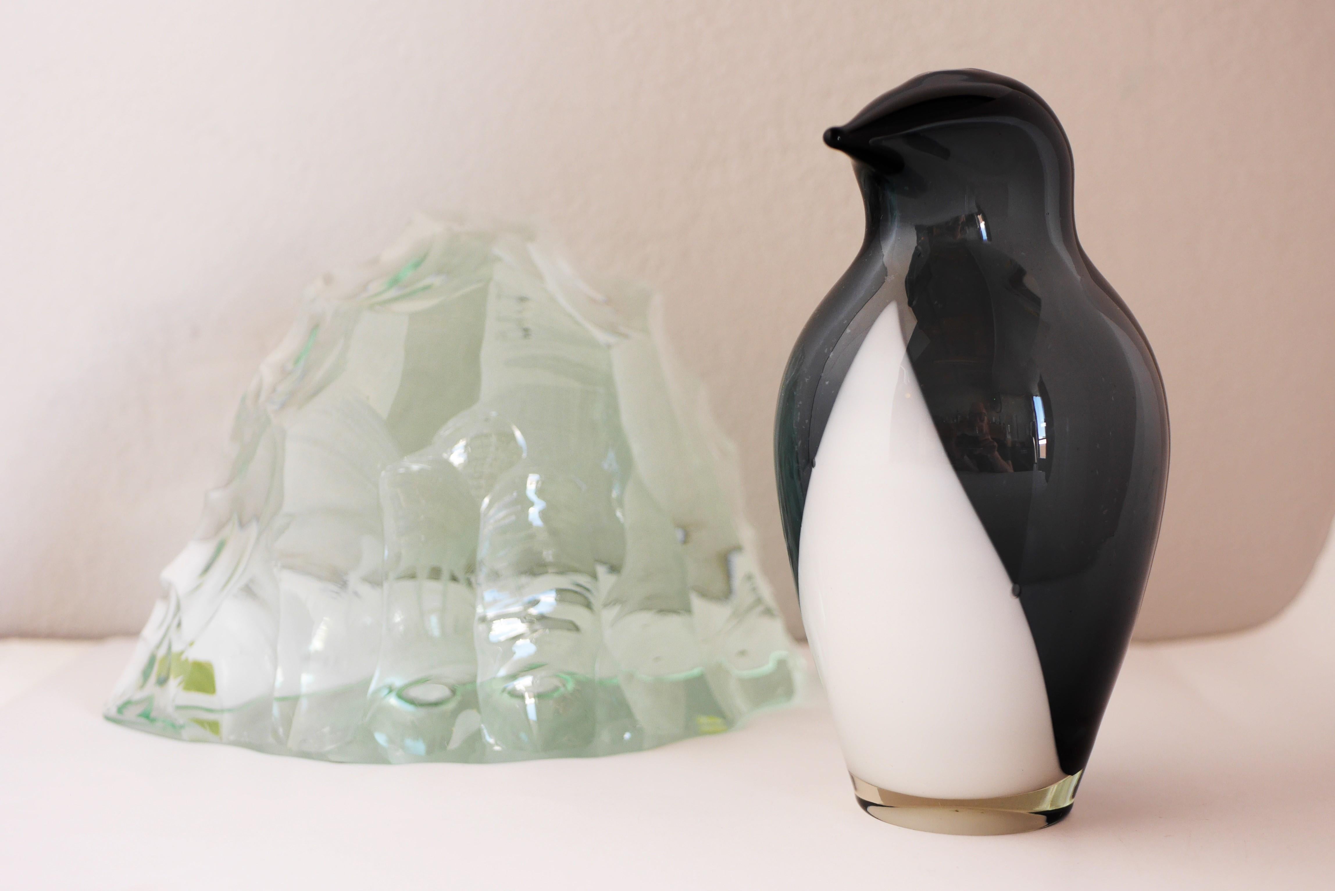 Très rare figurine vintage en verre d'art finlandais soufflé à la bouche en forme de pingouin de Riihimäen lasi réalisée par Sakari Pykälä.  Il était l'un des sculpteurs finlandais d'après-guerre et contemporains les plus talentueux. Comme la