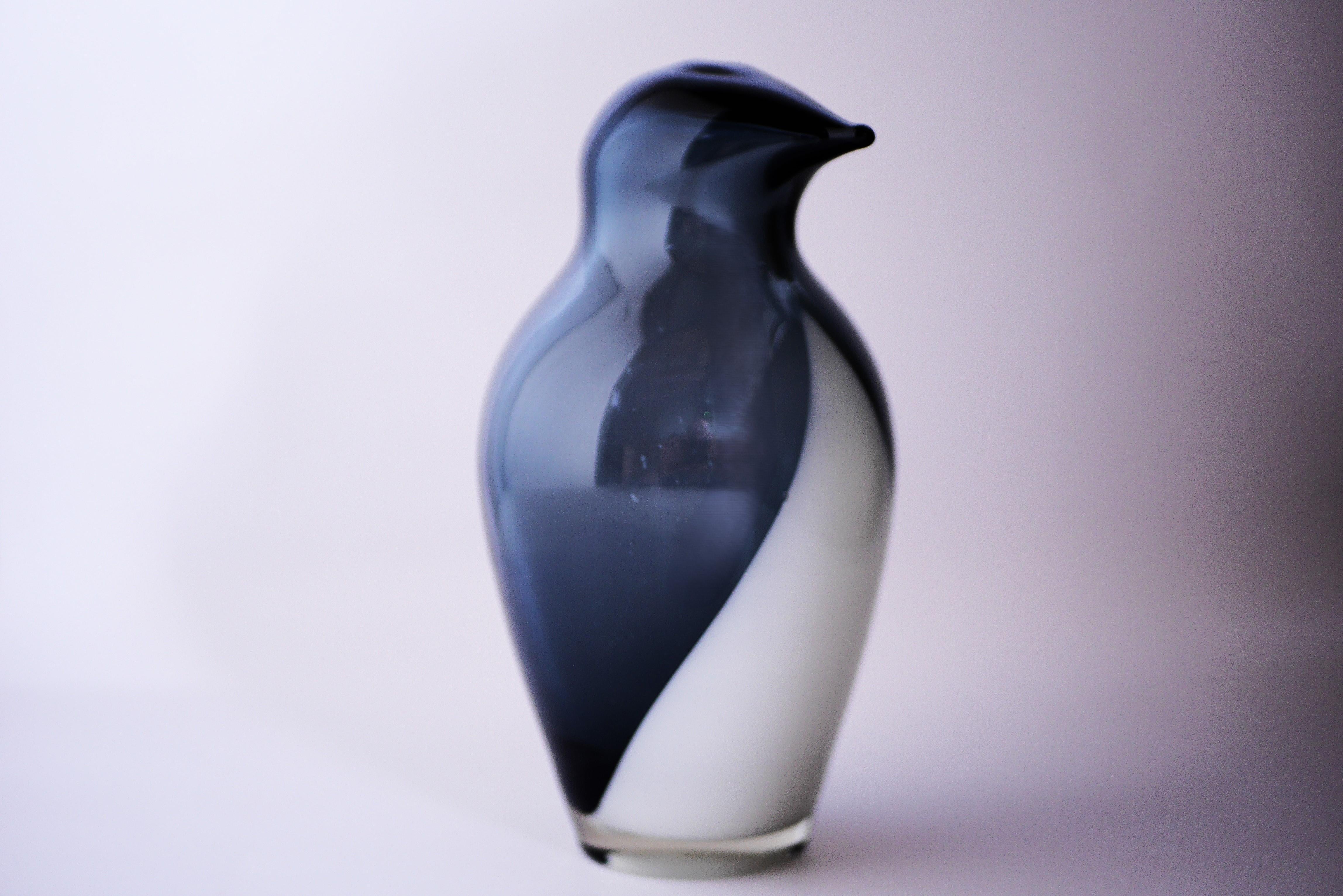 Mid-Century Modern Rare objet en verre d'art finlandais. Sakari Pykälä penguin pour Riihimäen lasi en vente