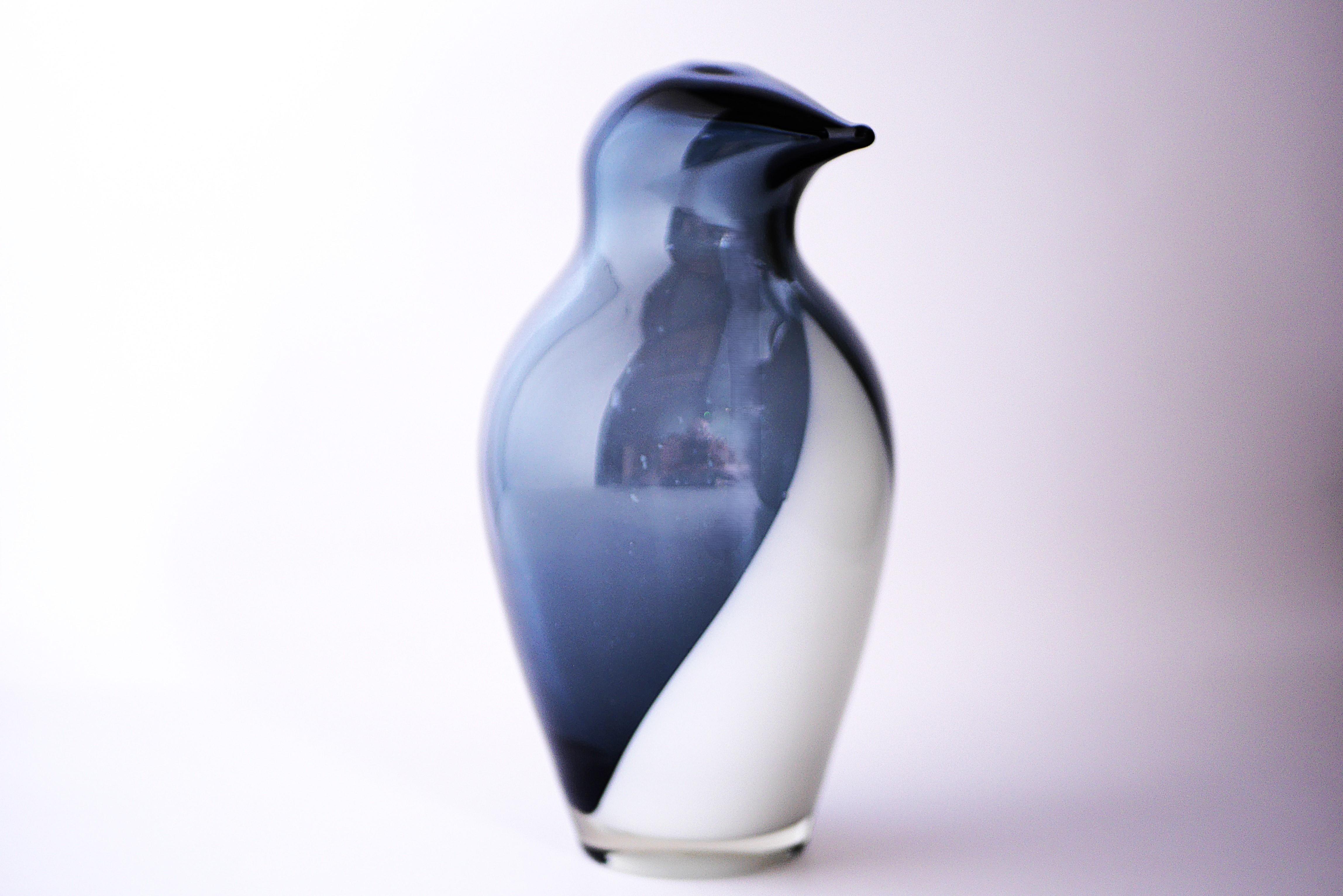 Finlandais Rare objet en verre d'art finlandais. Sakari Pykälä penguin pour Riihimäen lasi en vente