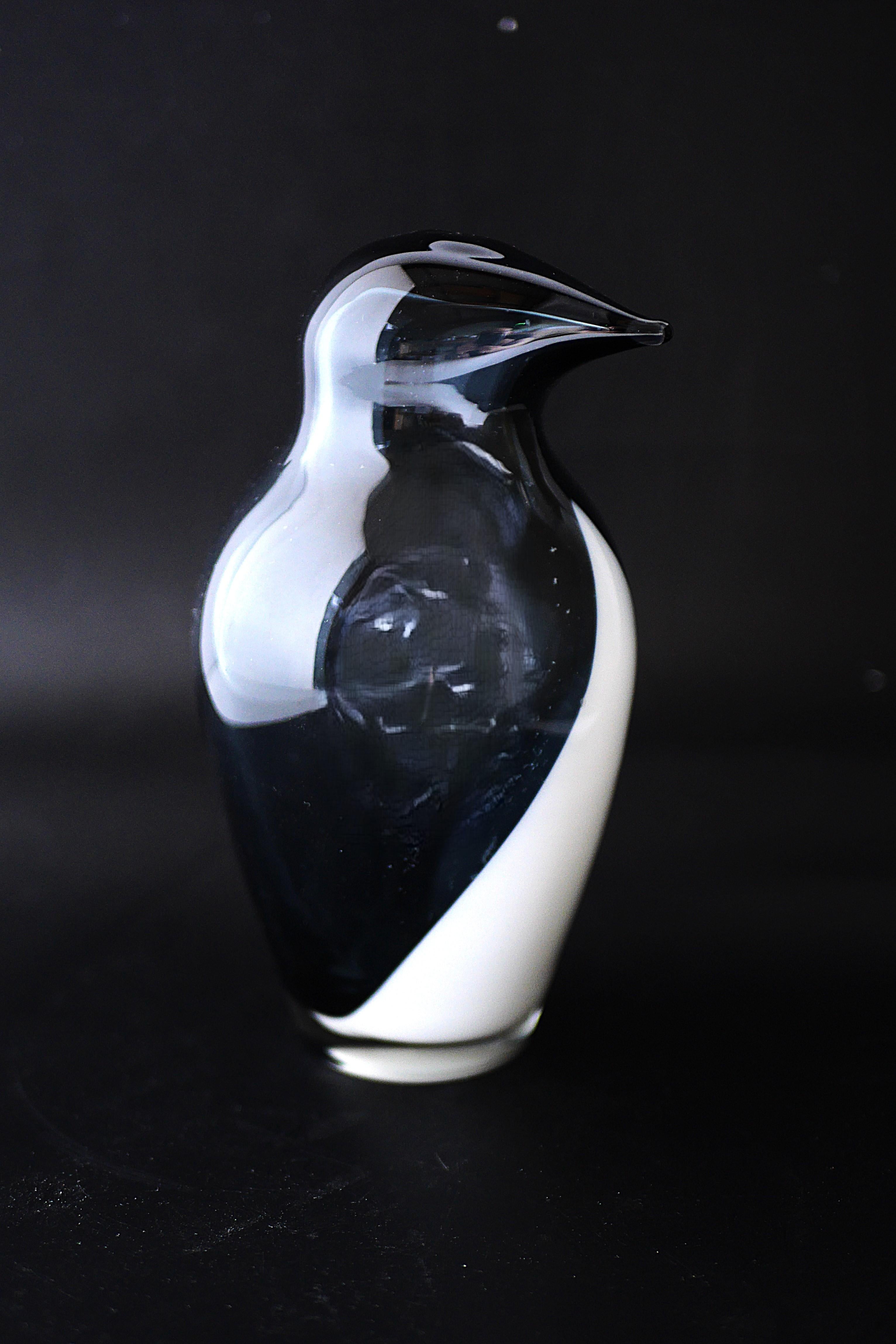 Fait main Rare objet en verre d'art finlandais. Sakari Pykälä penguin pour Riihimäen lasi en vente