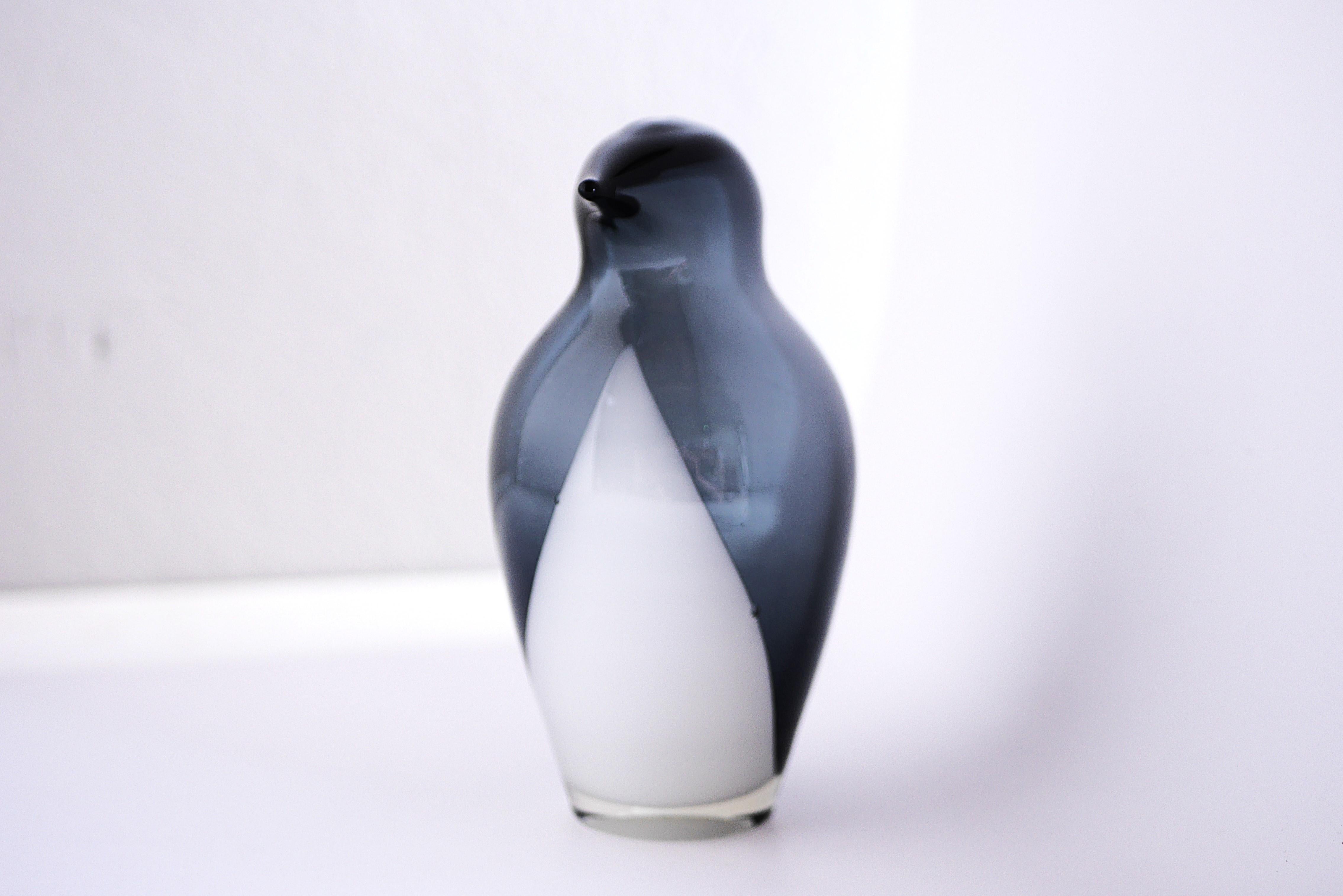Verre Rare objet en verre d'art finlandais. Sakari Pykälä penguin pour Riihimäen lasi en vente