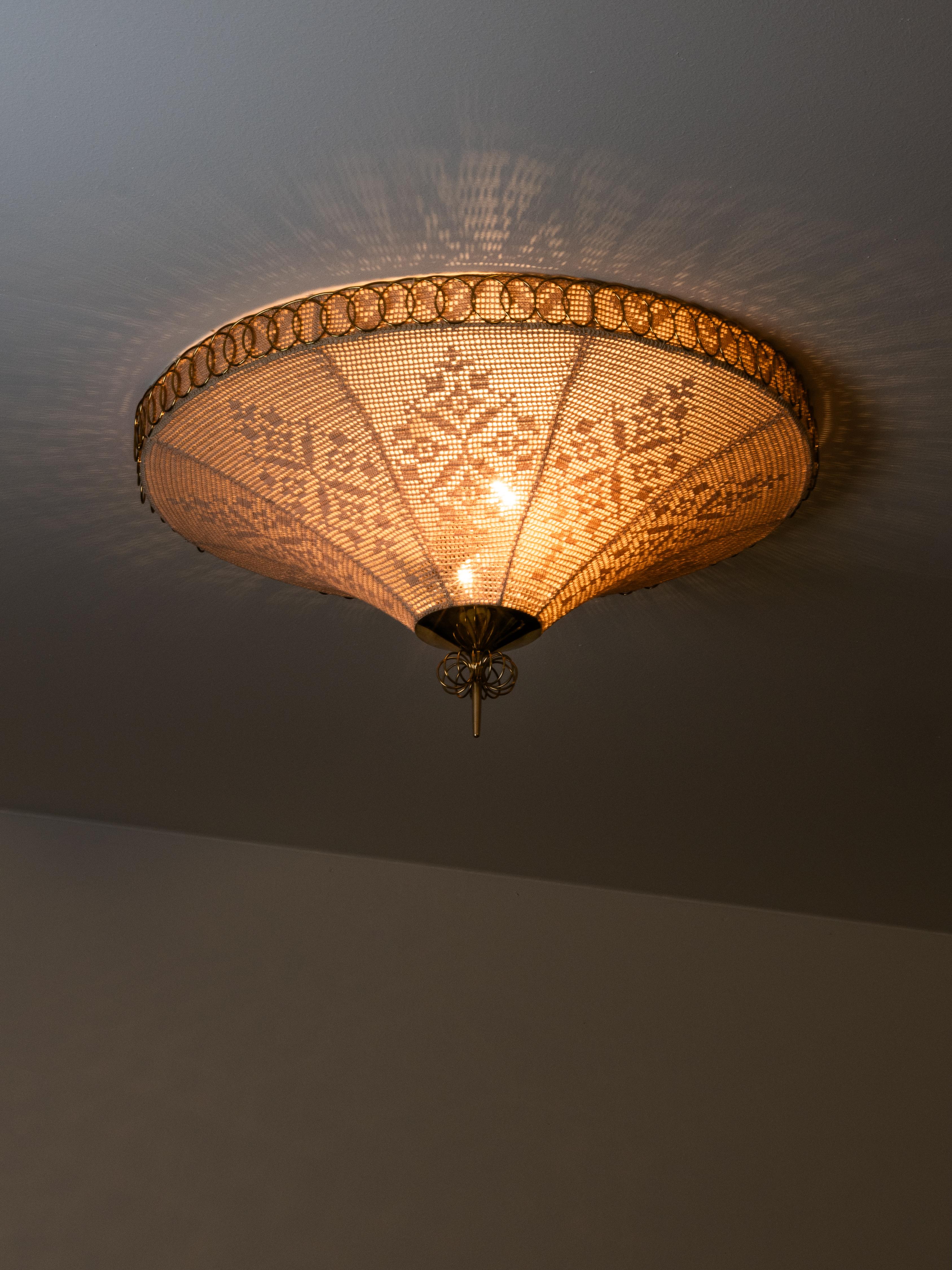 Seltene finnische Unterputzdose aus Messing und karelischer Stickerei, 1950er Jahre im Angebot 7