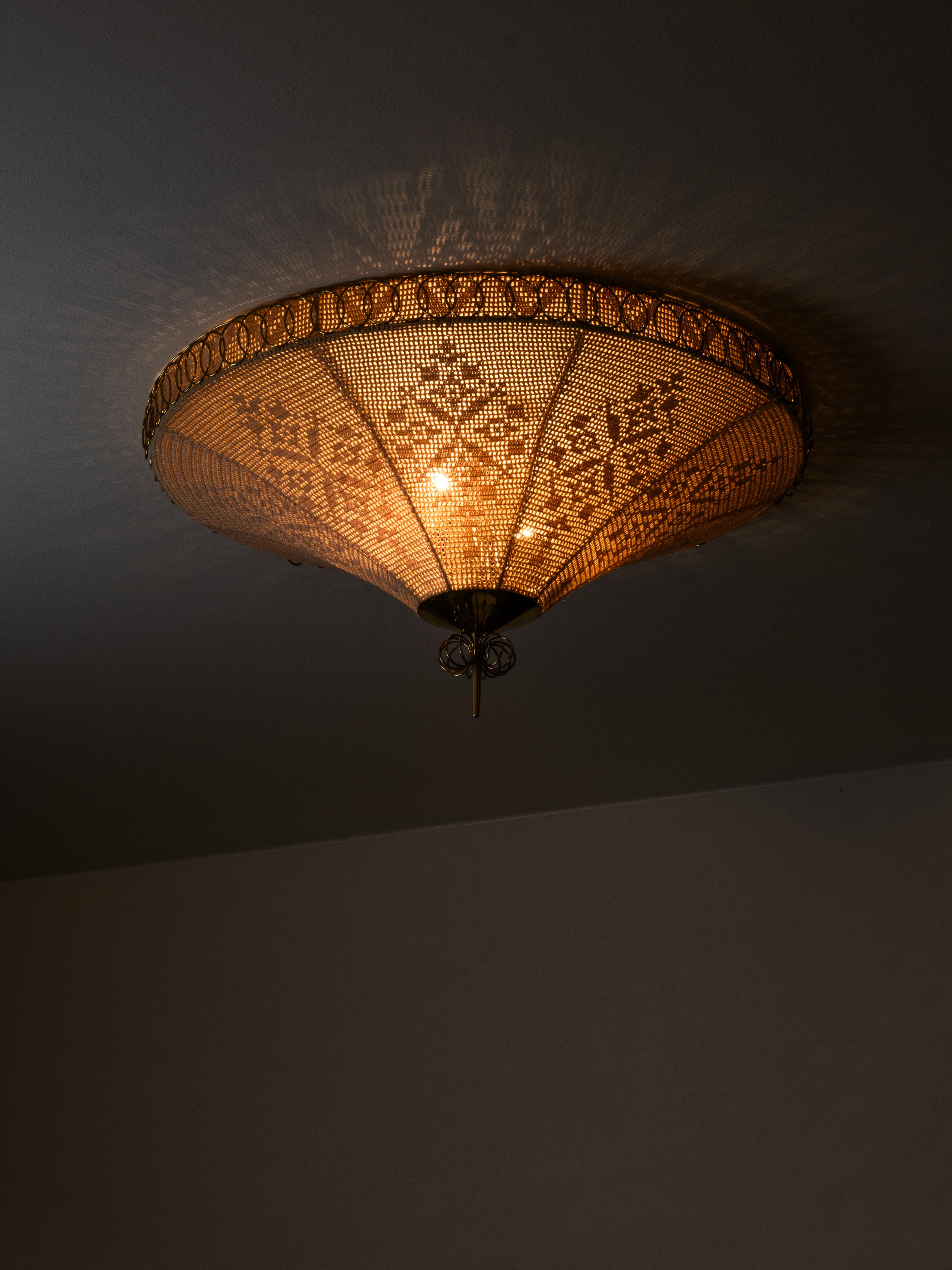 Seltene finnische Unterputzdose aus Messing und karelischer Stickerei, 1950er Jahre im Angebot 8