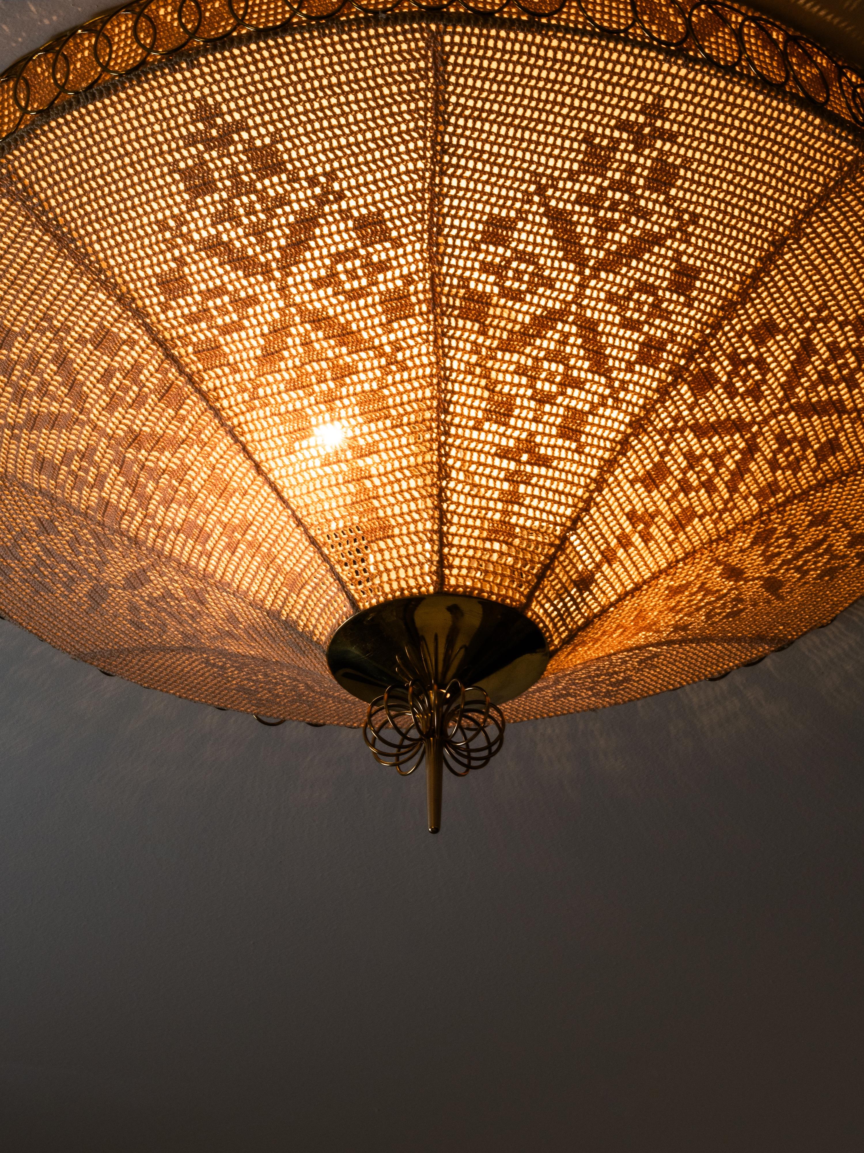 Seltene finnische Unterputzdose aus Messing und karelischer Stickerei, 1950er Jahre im Angebot 9