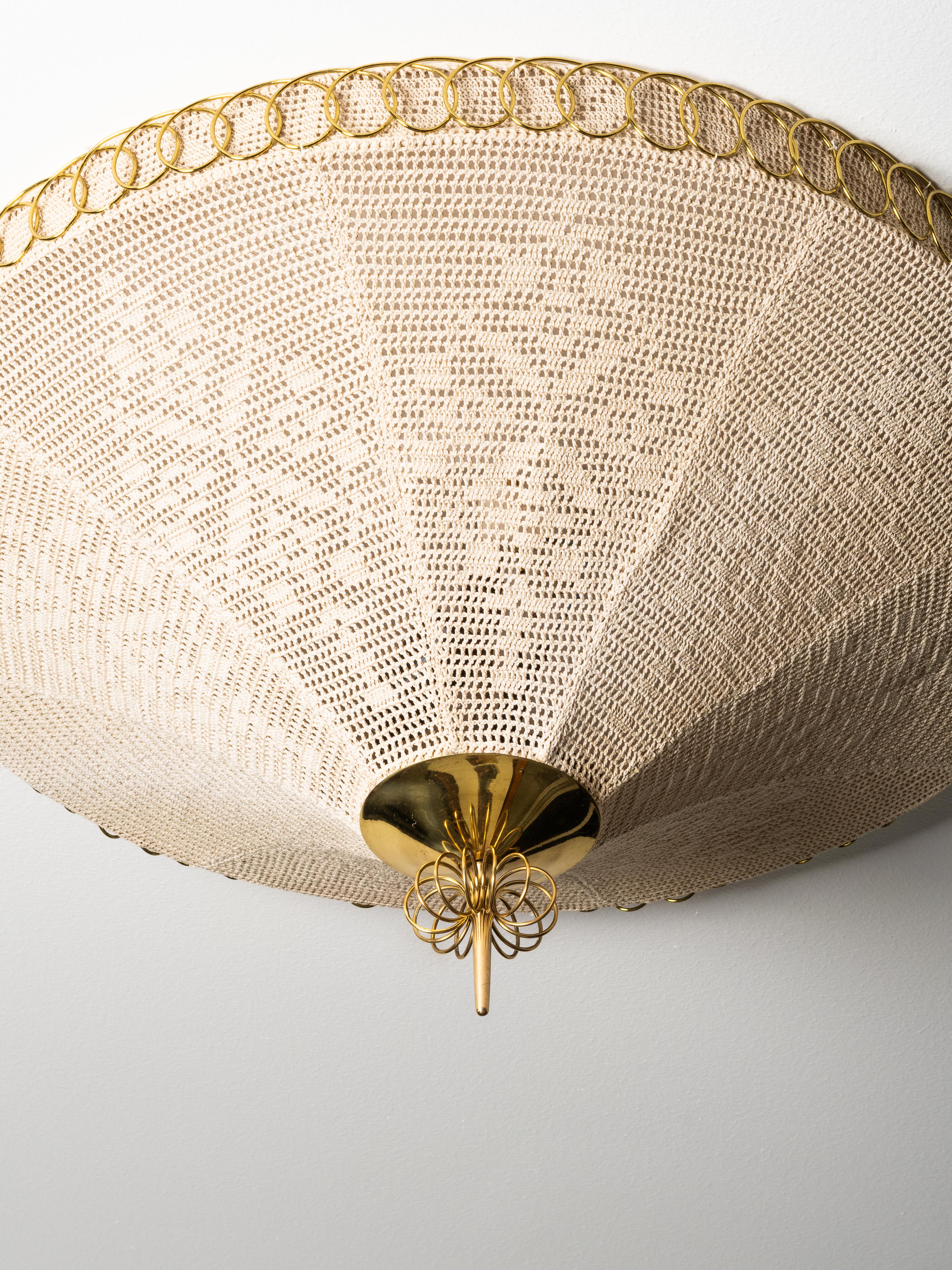 Seltene finnische Unterputzdose aus Messing und karelischer Stickerei, 1950er Jahre (Skandinavische Moderne) im Angebot