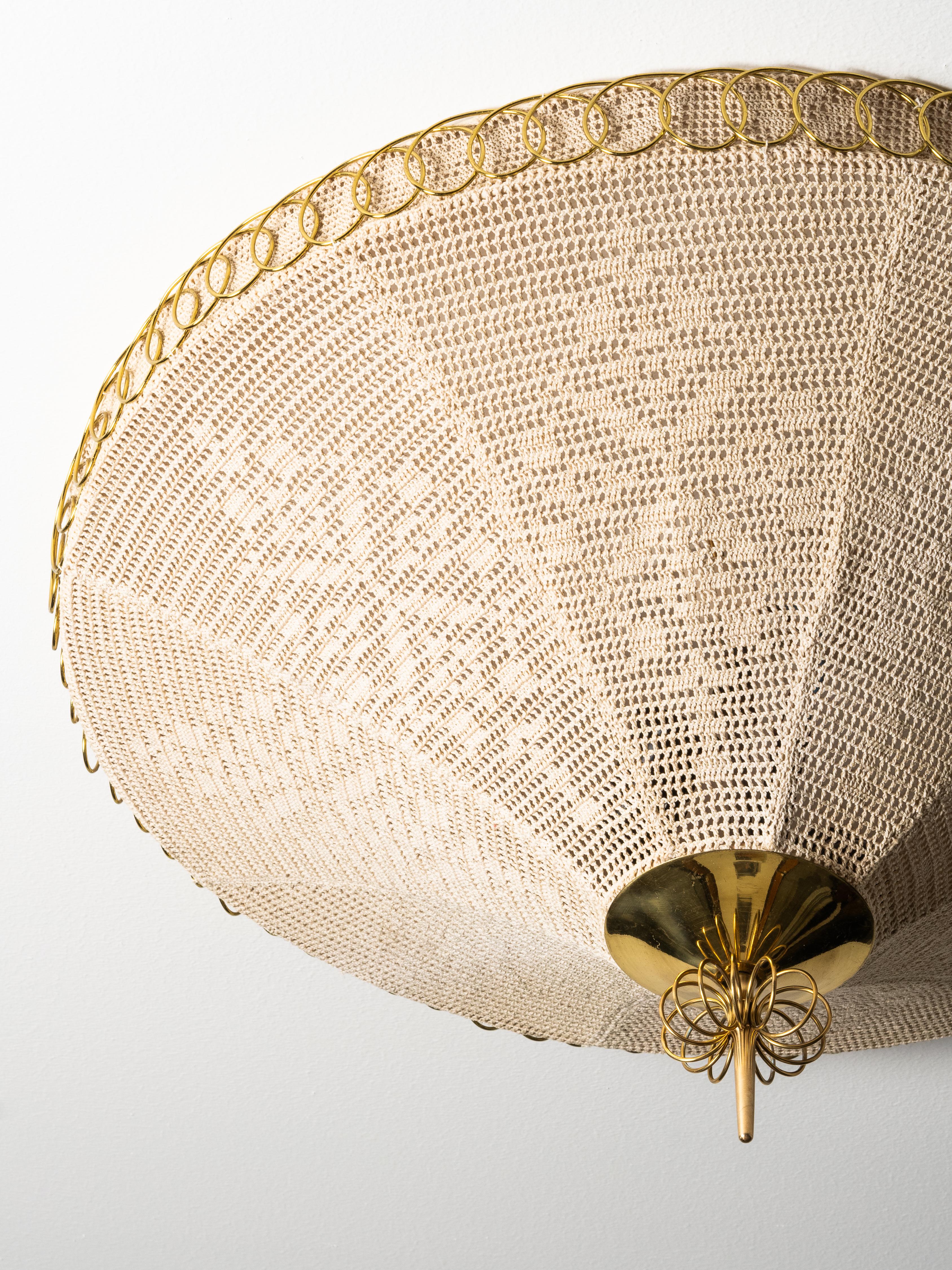 Seltene finnische Unterputzdose aus Messing und karelischer Stickerei, 1950er Jahre im Zustand „Gut“ im Angebot in Karis, Nyland