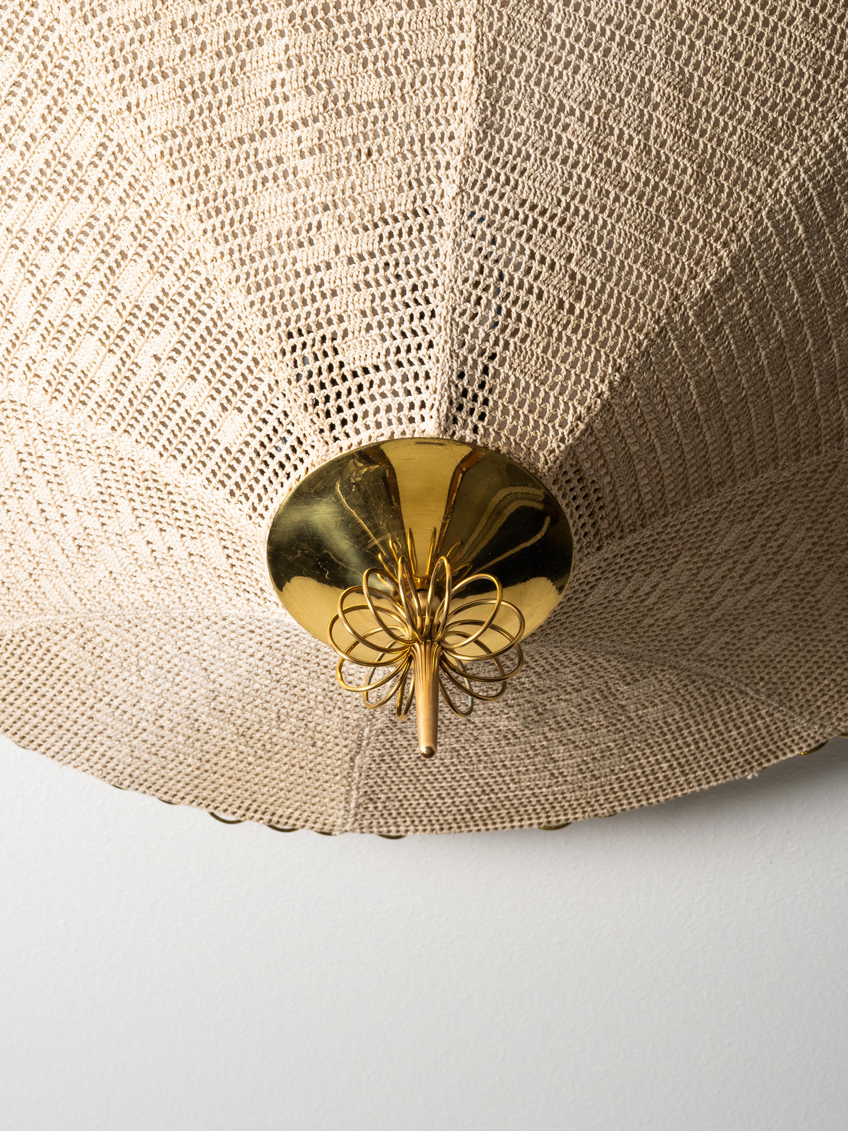 Seltene finnische Unterputzdose aus Messing und karelischer Stickerei, 1950er Jahre (Mitte des 20. Jahrhunderts) im Angebot