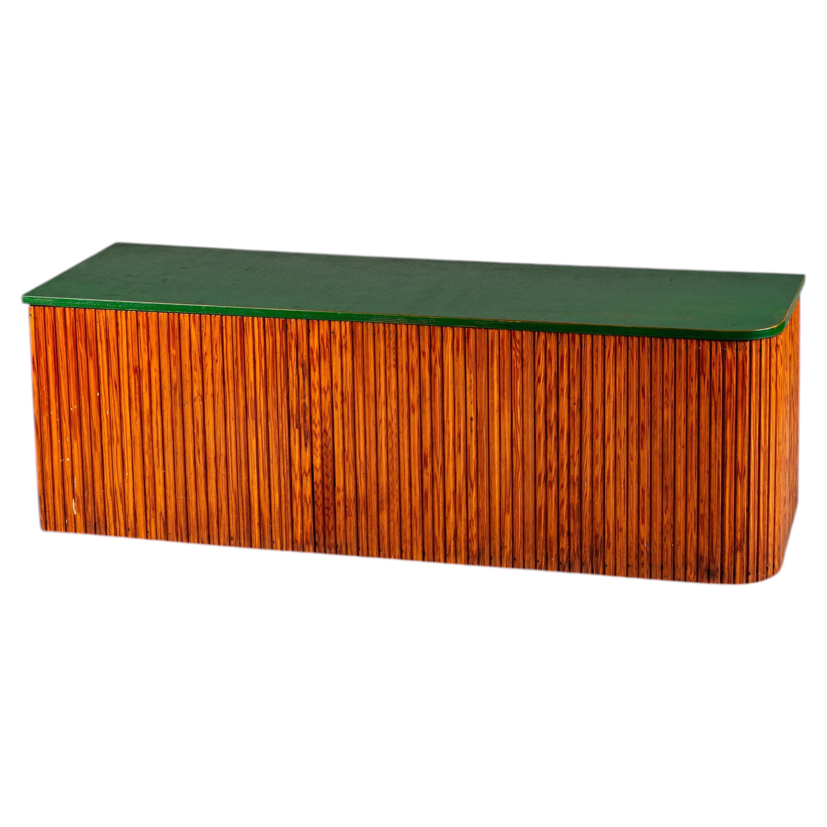 Rare banc de rangement finlandais en pin cannelé, style « Mid-Century Modern », vers les années 1940 en vente
