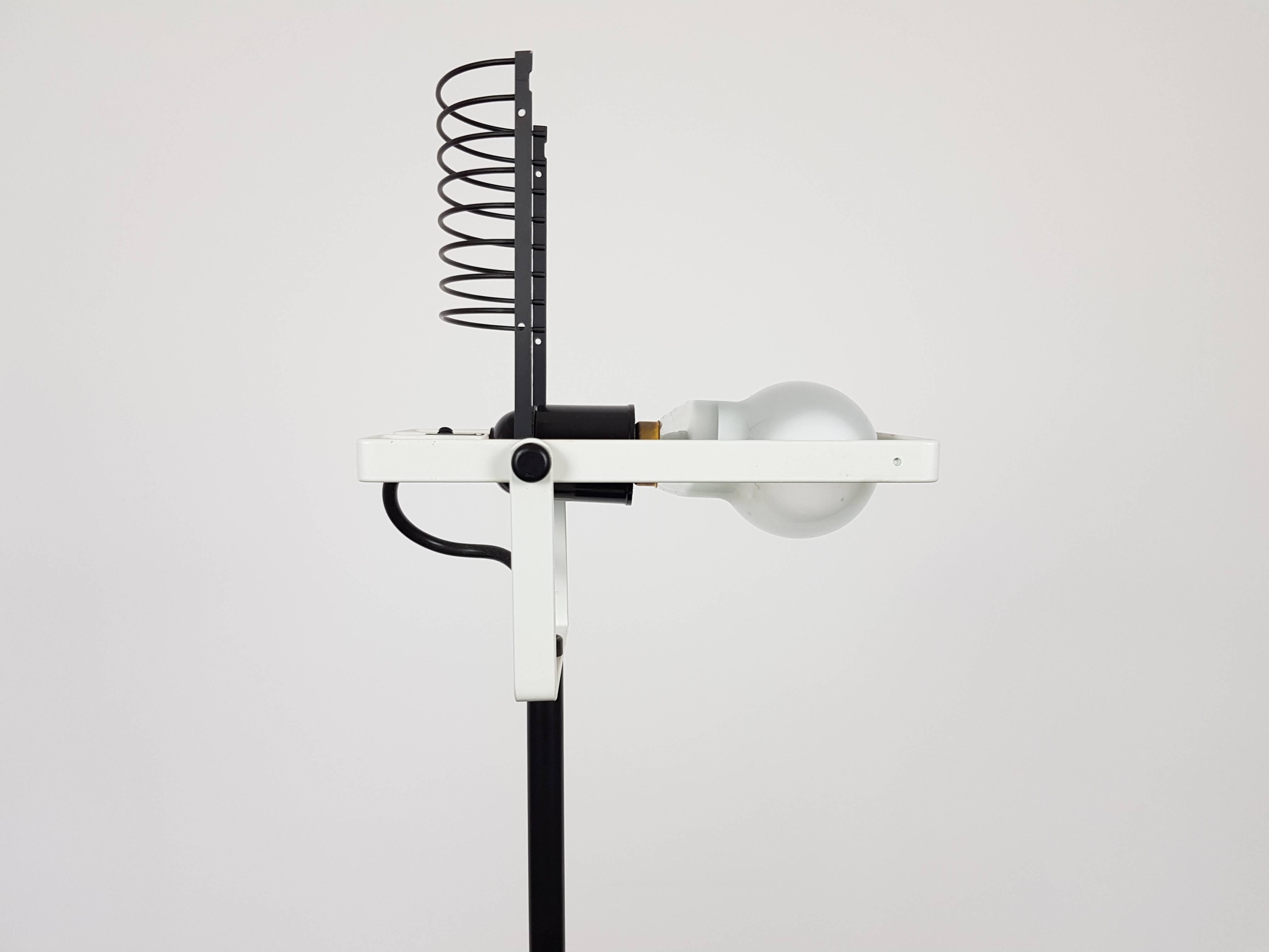 A rare first edition Ernesto Gismondi Sintesi terra white lacquered floor lamp, first edition with Cornalux bulb.
 
The lamp was designed in 1975 by Ernesto Gismondi for Artemide, later editions had an aluminium hood instead of the Cornalux bulb