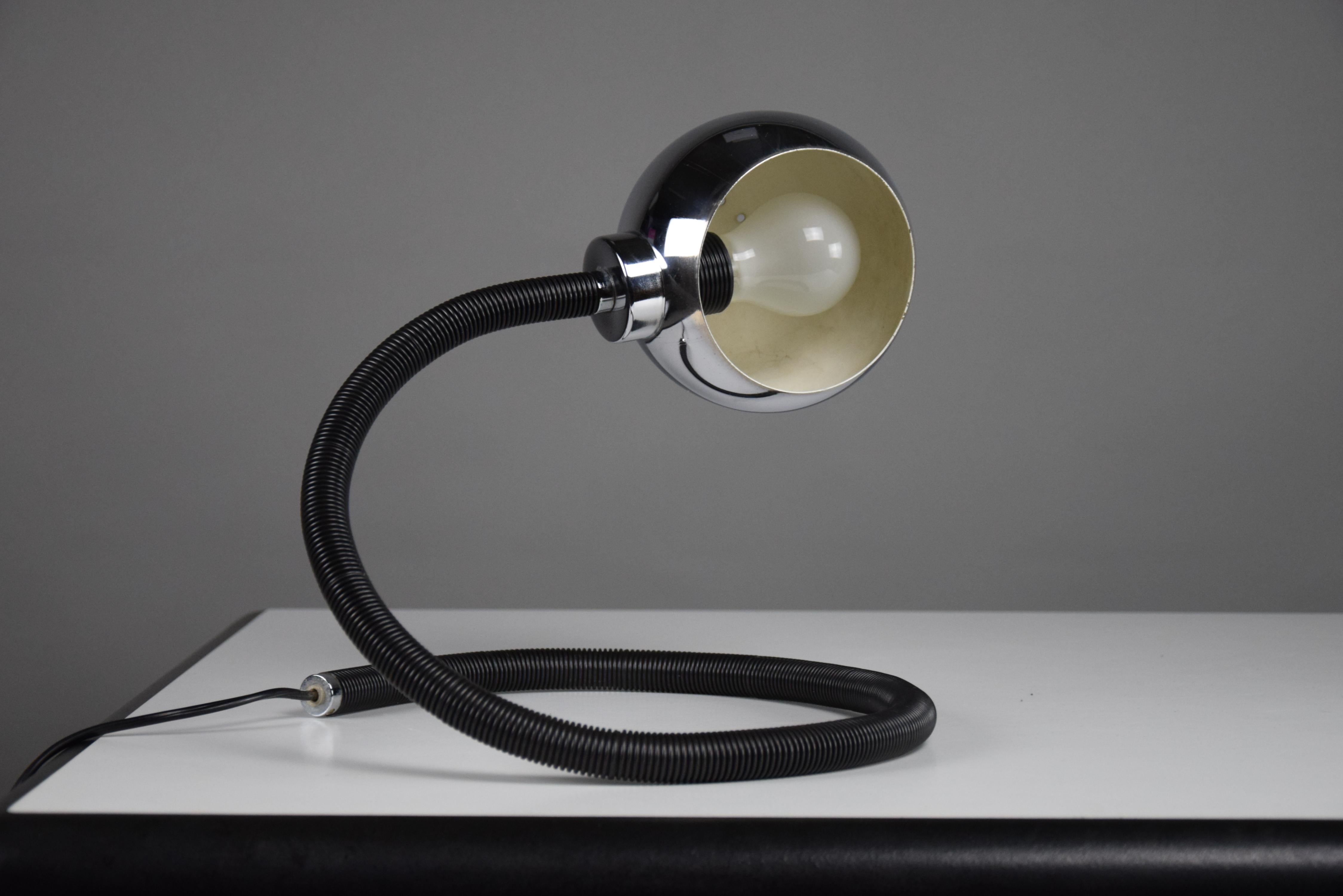 Milieu du XXe siècle Rare première édition de la lampe de bureau flexible Hebi par Isao Hosoe pour Valenti, Italie en vente