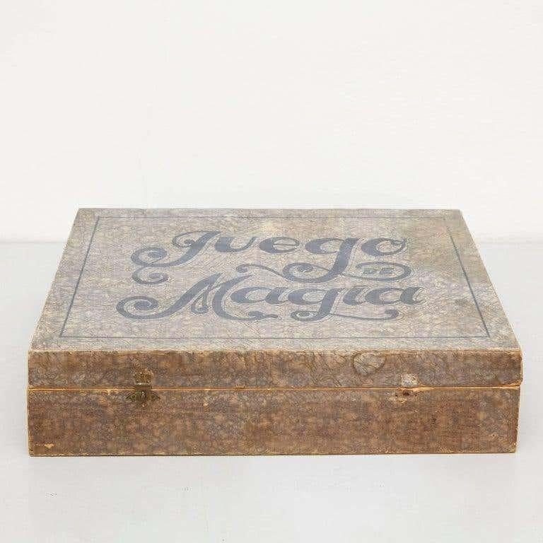 First edition of the well-known Spanish magic game 'Juego de Magia'.  Manufactured by Borras Plana in 1933.  In good original condition, with minor wear consistent with age and use, preserving a beautiful patina.