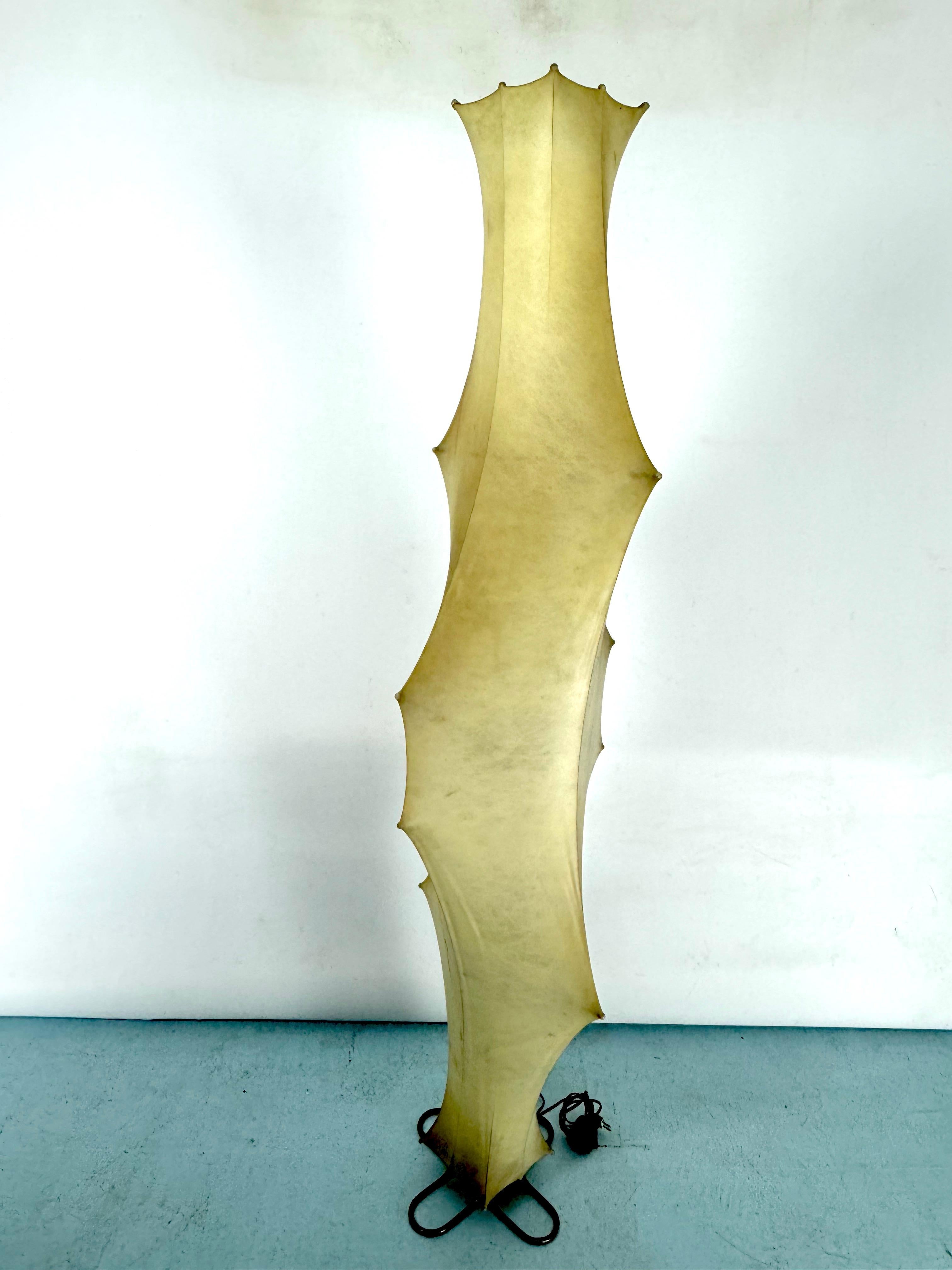 Rare first edition of Fantasma piccolo floor lamp by Tobia Scarpa for Flos. In Good Condition In Catania, CT