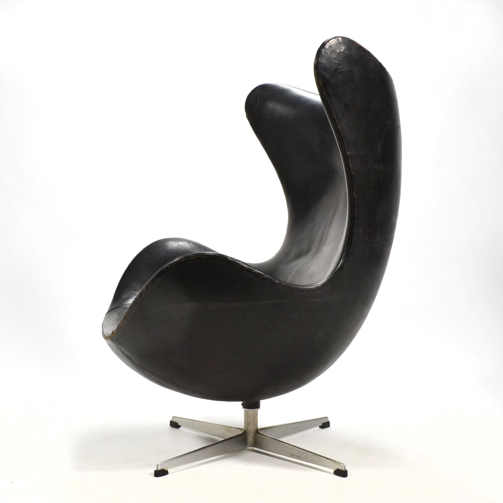 Dieses Exemplar von Arne Jacobsens ikonischem Eiersessel stammt aus dem ersten Jahr der Produktion, als der Stuhl noch mit einem integrierten Sitzkissen und nicht mit dem üblichen losen Pad hergestellt wurde. Das Ergebnis ist nicht nur ein