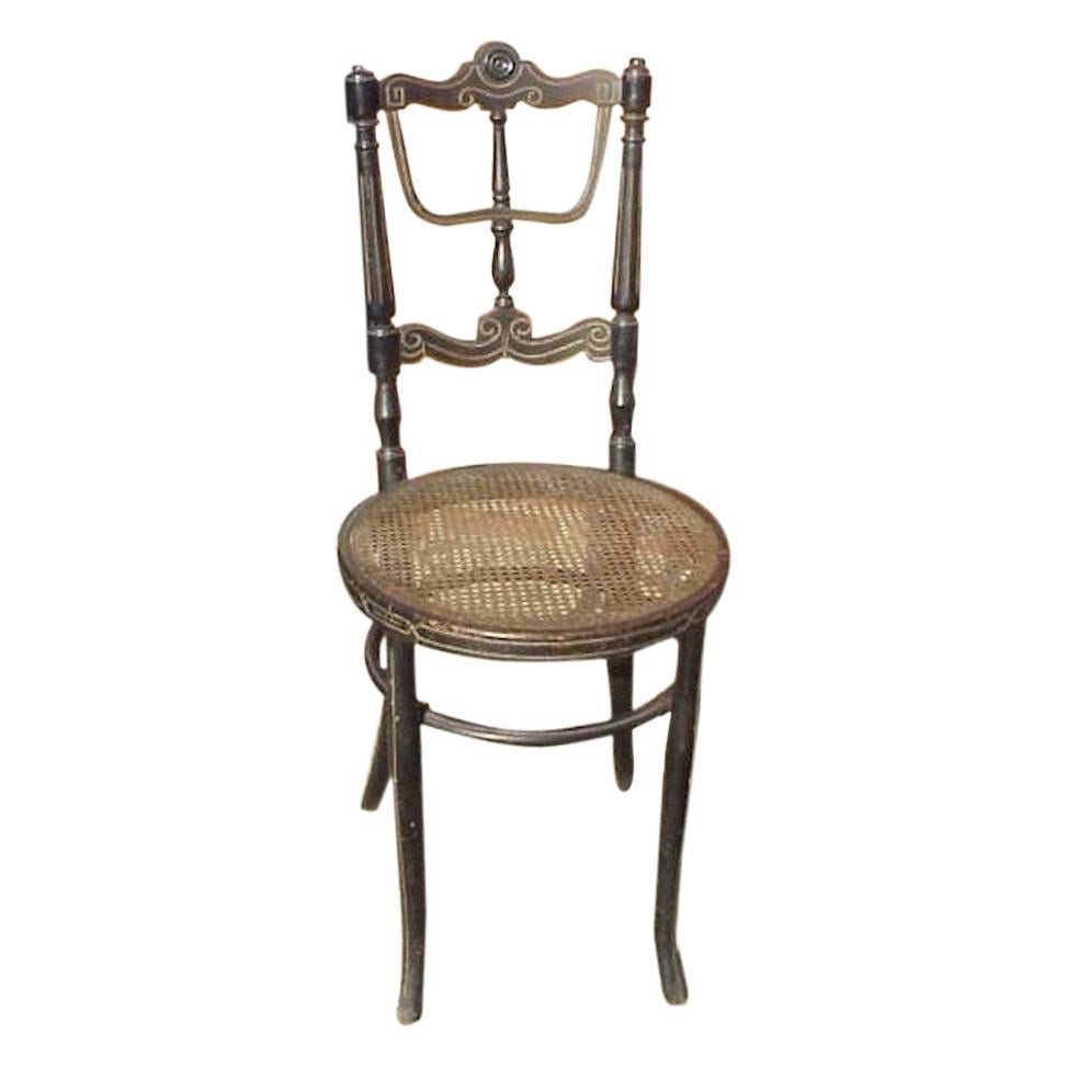 Rare chaise d'appoint Fischel en bois cintré ébénisé avec décoration incisée et dorée