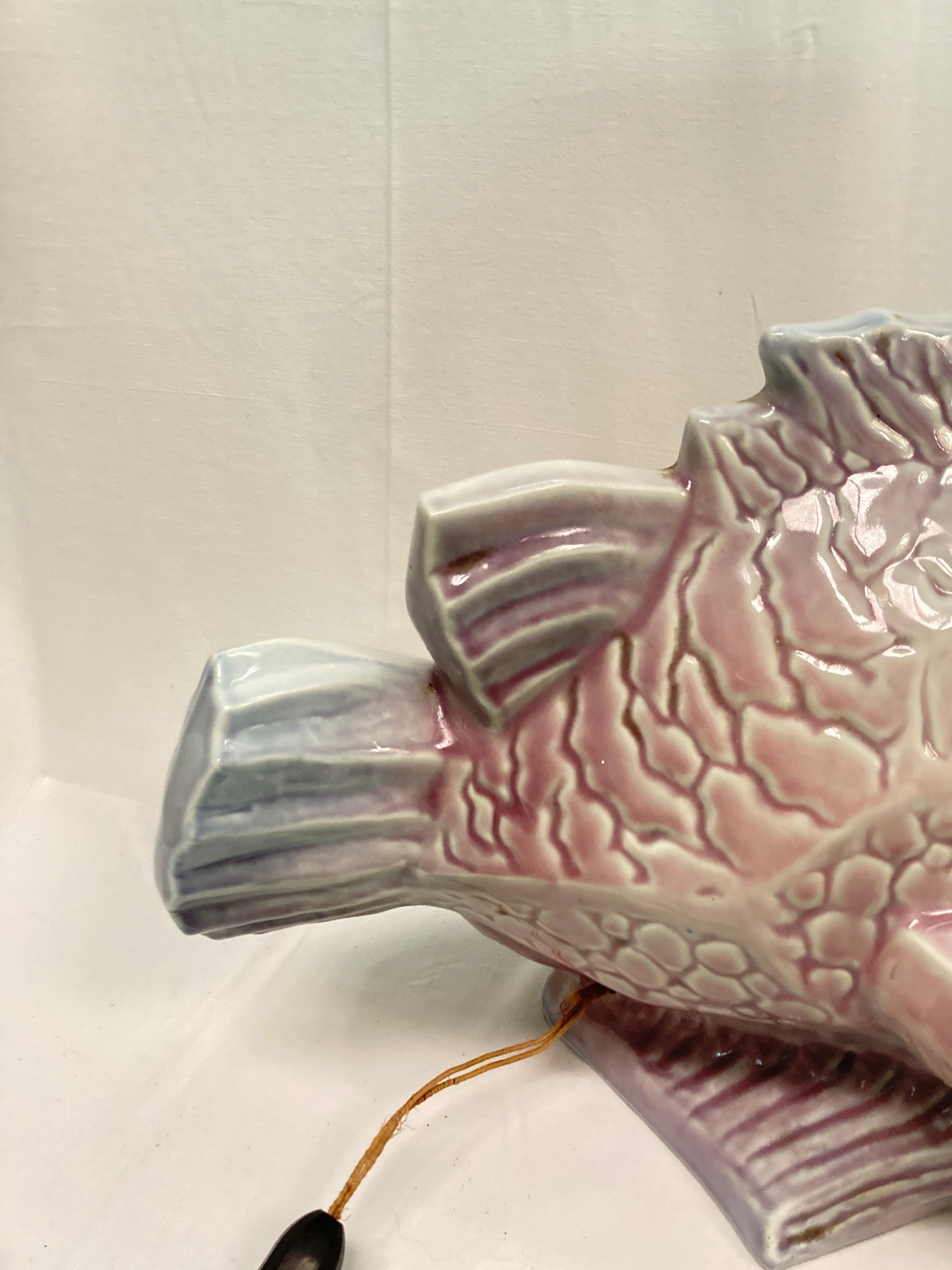 Seltene Nachtleuchte „Fish“ aus Porzellan von Manufacture Nationale de Sevres im Zustand „Gut“ im Angebot in Bois-Colombes, FR