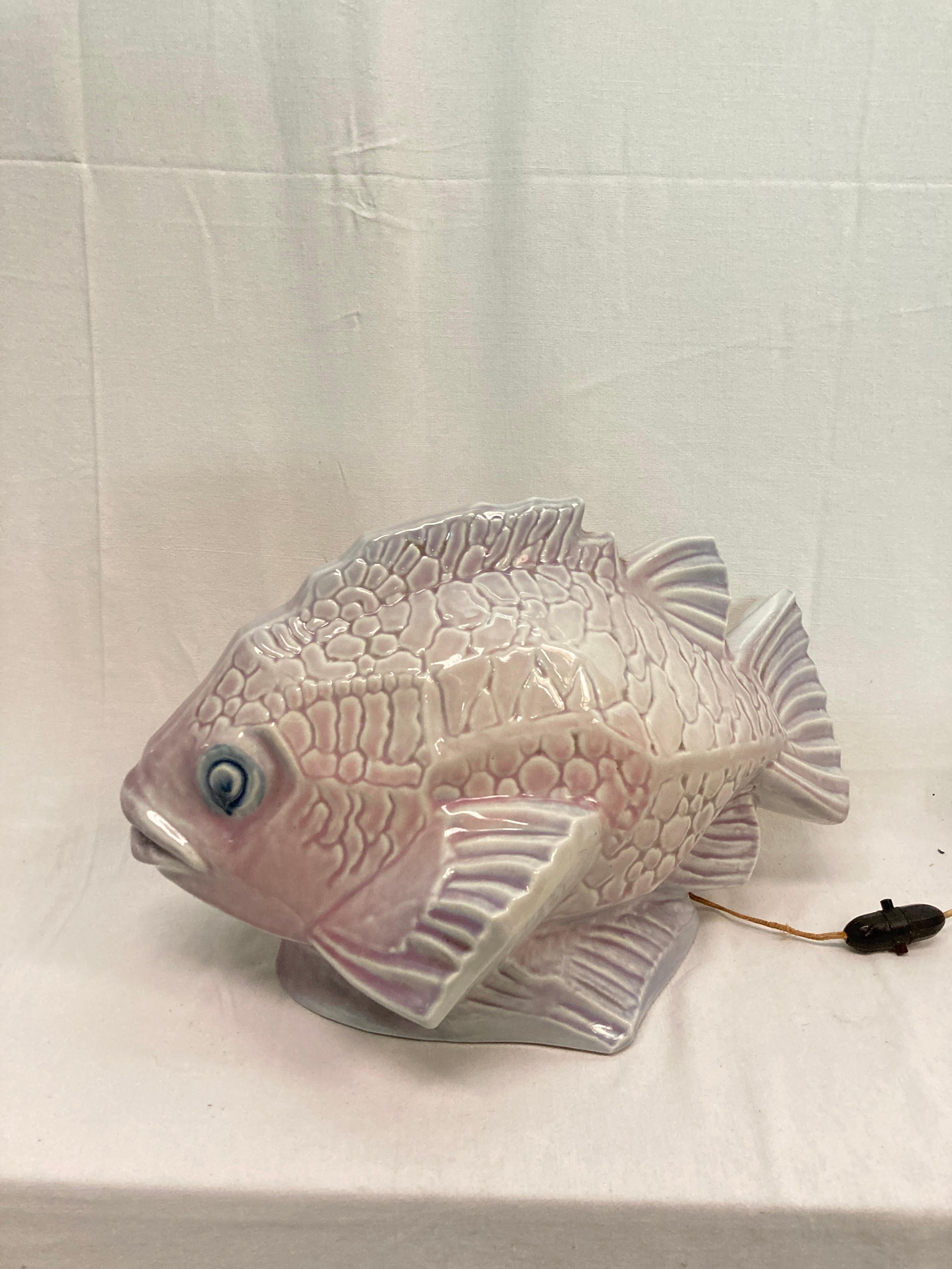 Seltene Nachtleuchte „Fish“ aus Porzellan von Manufacture Nationale de Sevres (Mitte des 20. Jahrhunderts) im Angebot