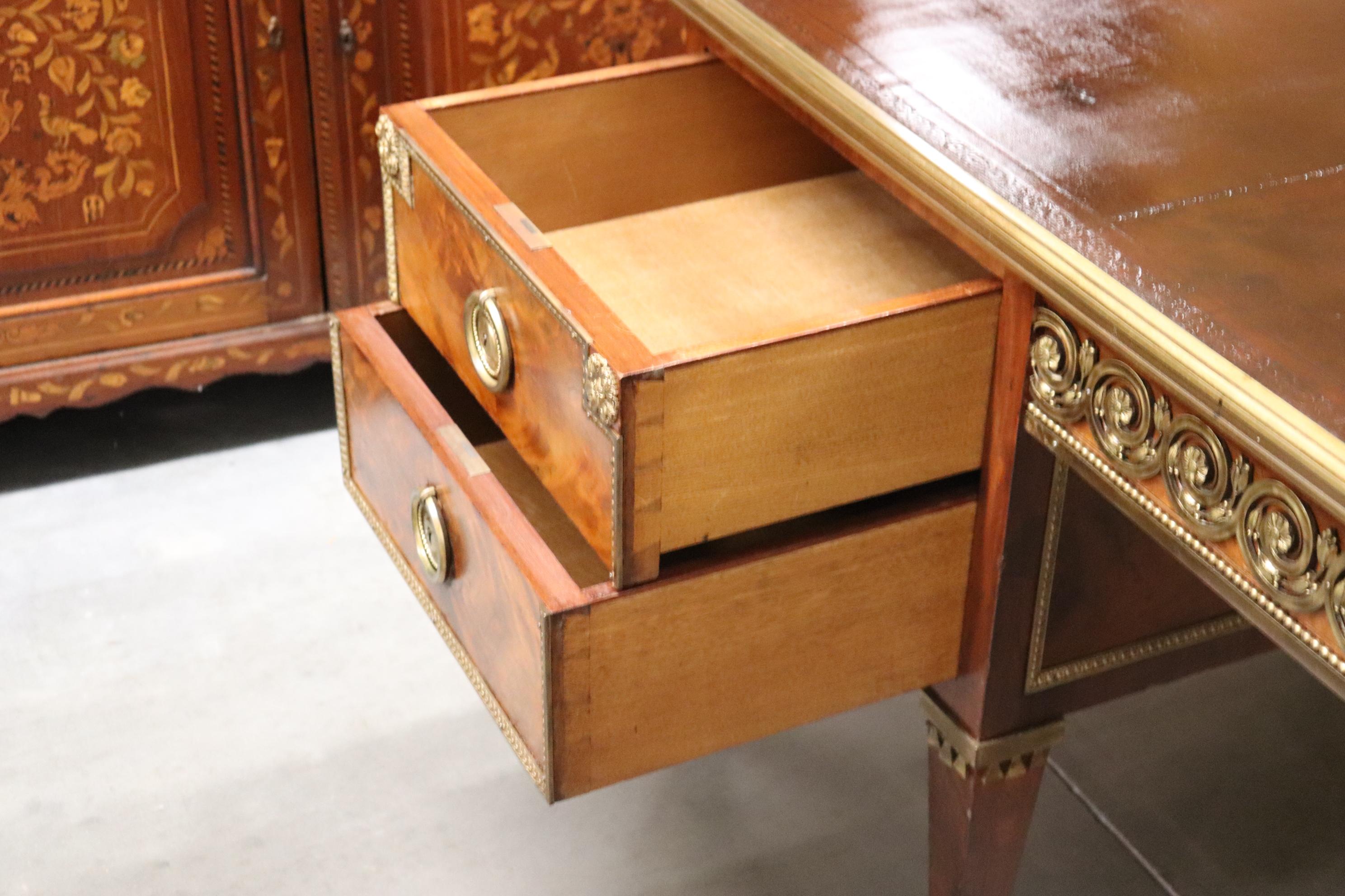 Seltener Francois Linke-Schreibtisch aus geflammtem Mahagoni mit Bronzebeschlägen und Lederplatte  im Angebot 9