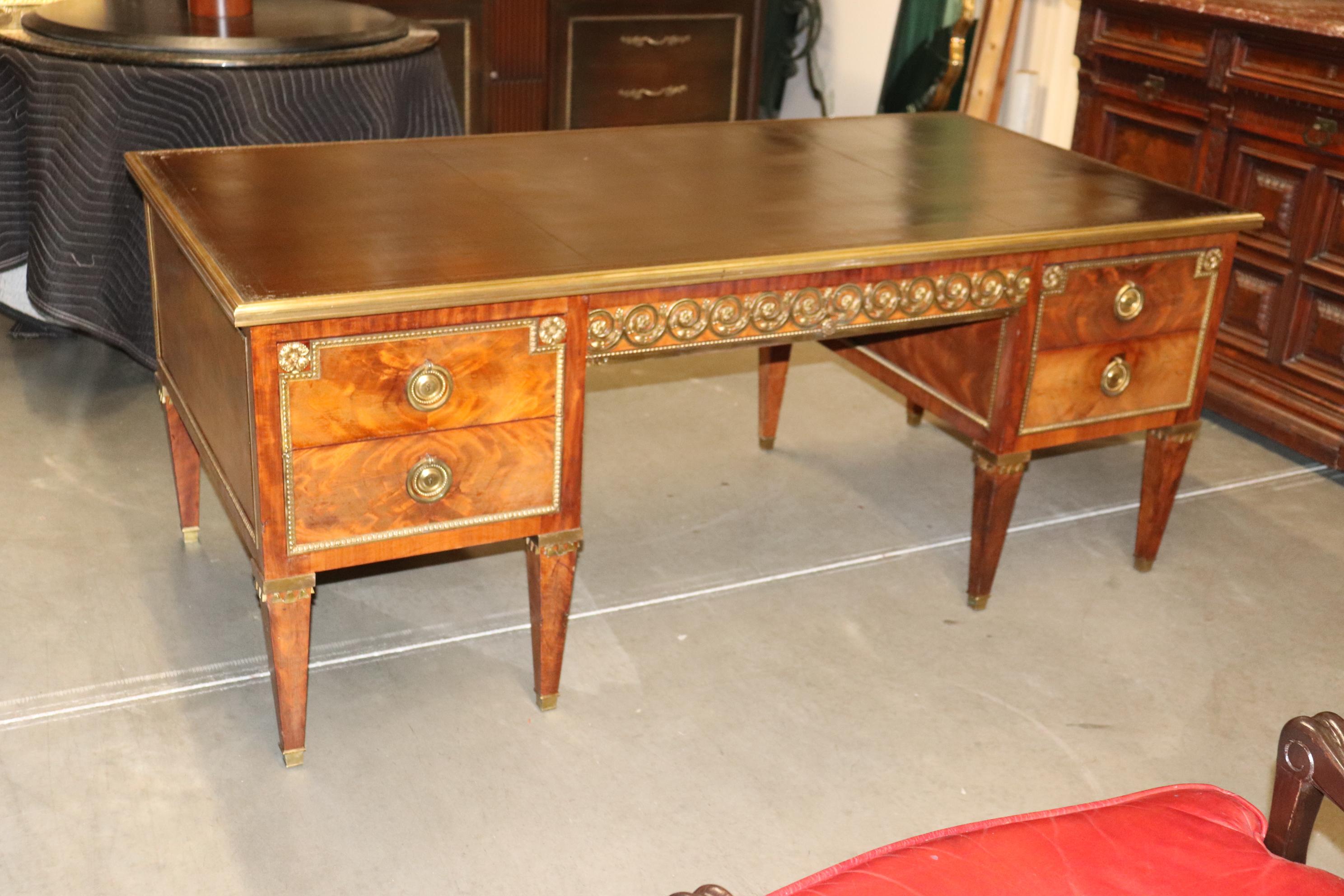 Français Rare Acajou flammé Bronze monté dessus cuir Francois Linke Bureau Plat  en vente