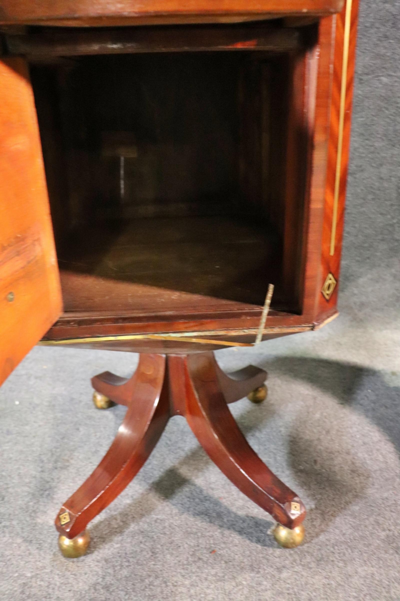 Rare paire d'armoires à argenterie à piédestal de l'époque édouardienne en acajou flammé en vente 6