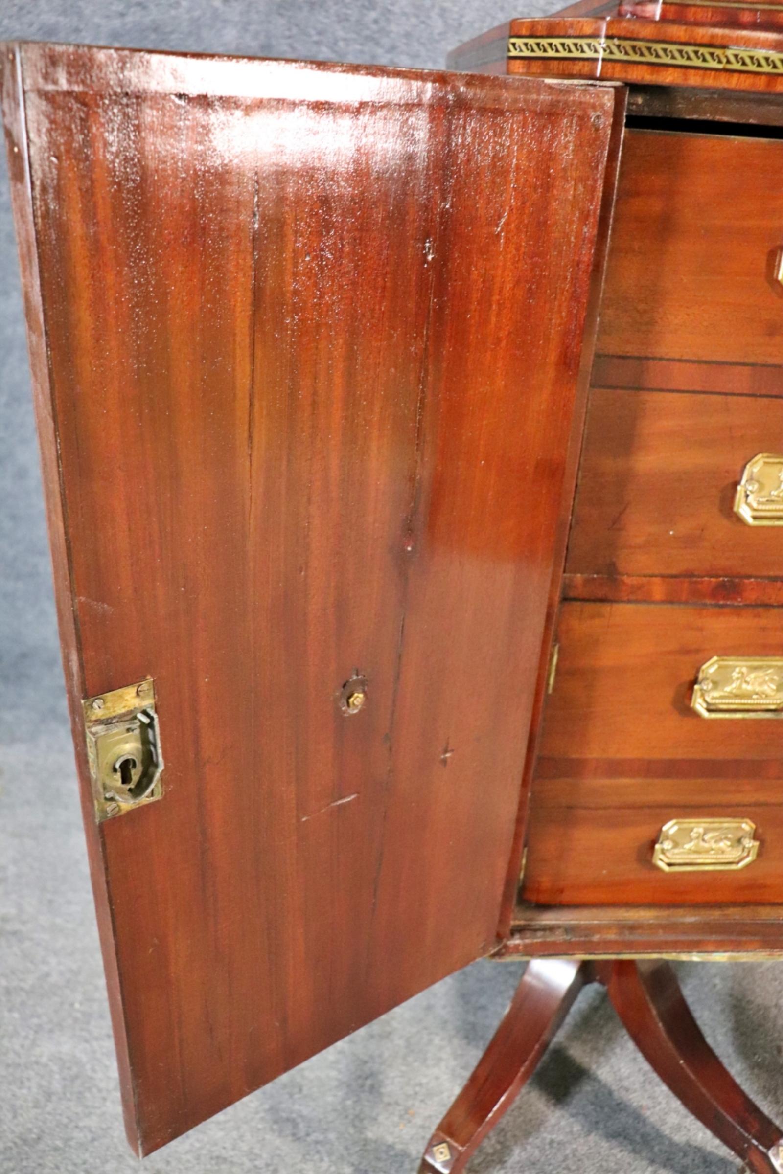 Rare paire d'armoires à argenterie à piédestal de l'époque édouardienne en acajou flammé en vente 7