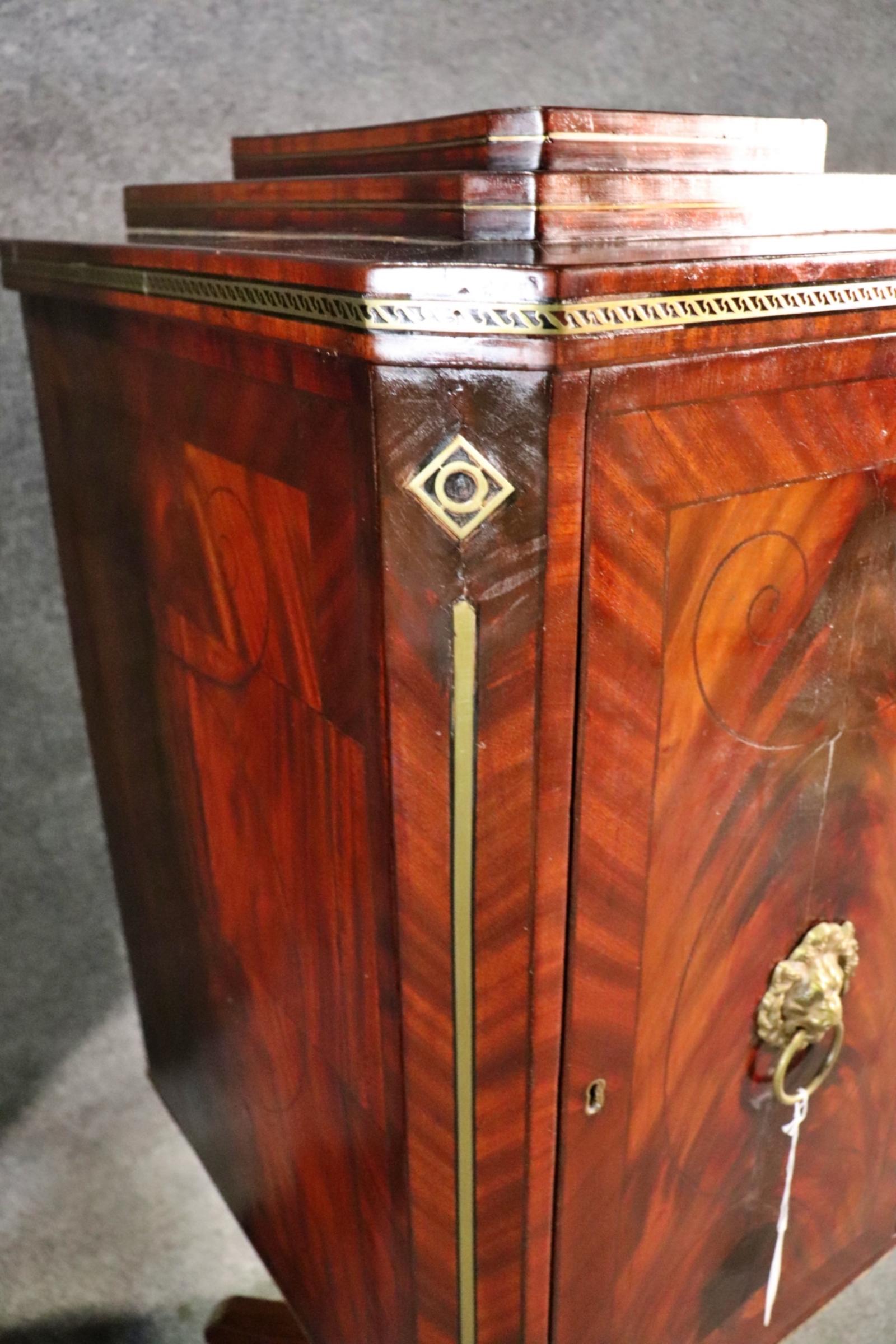 Rare paire d'armoires à argenterie à piédestal de l'époque édouardienne en acajou flammé en vente 8