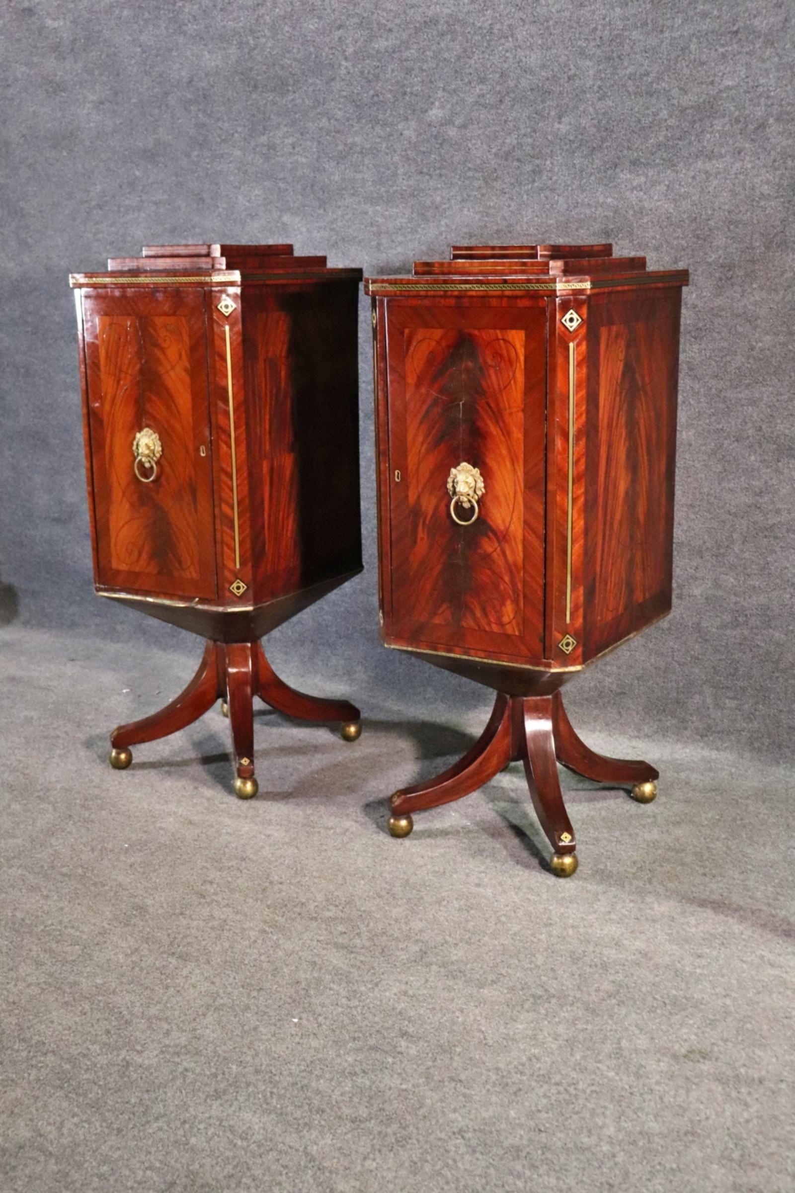 Meubles à pied en acajou de l'époque édouardienne. 1 meuble a 4 tiroirs. L'autre armoire comporte 1 tiroir et 1 porte. Accents en laiton. Tirettes de porte en laiton représentant un lion.

Dimensions : 48 3/8