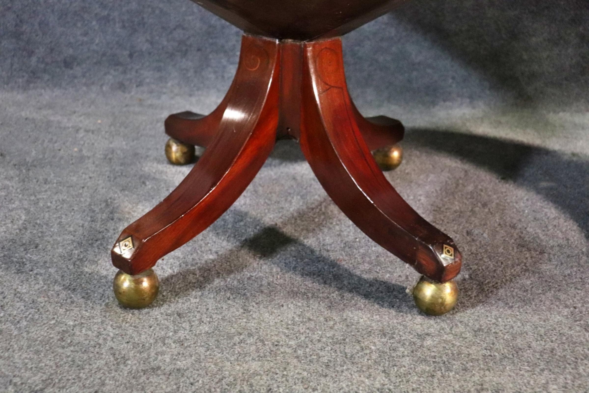 Rare paire d'armoires à argenterie à piédestal de l'époque édouardienne en acajou flammé Bon état - En vente à Swedesboro, NJ