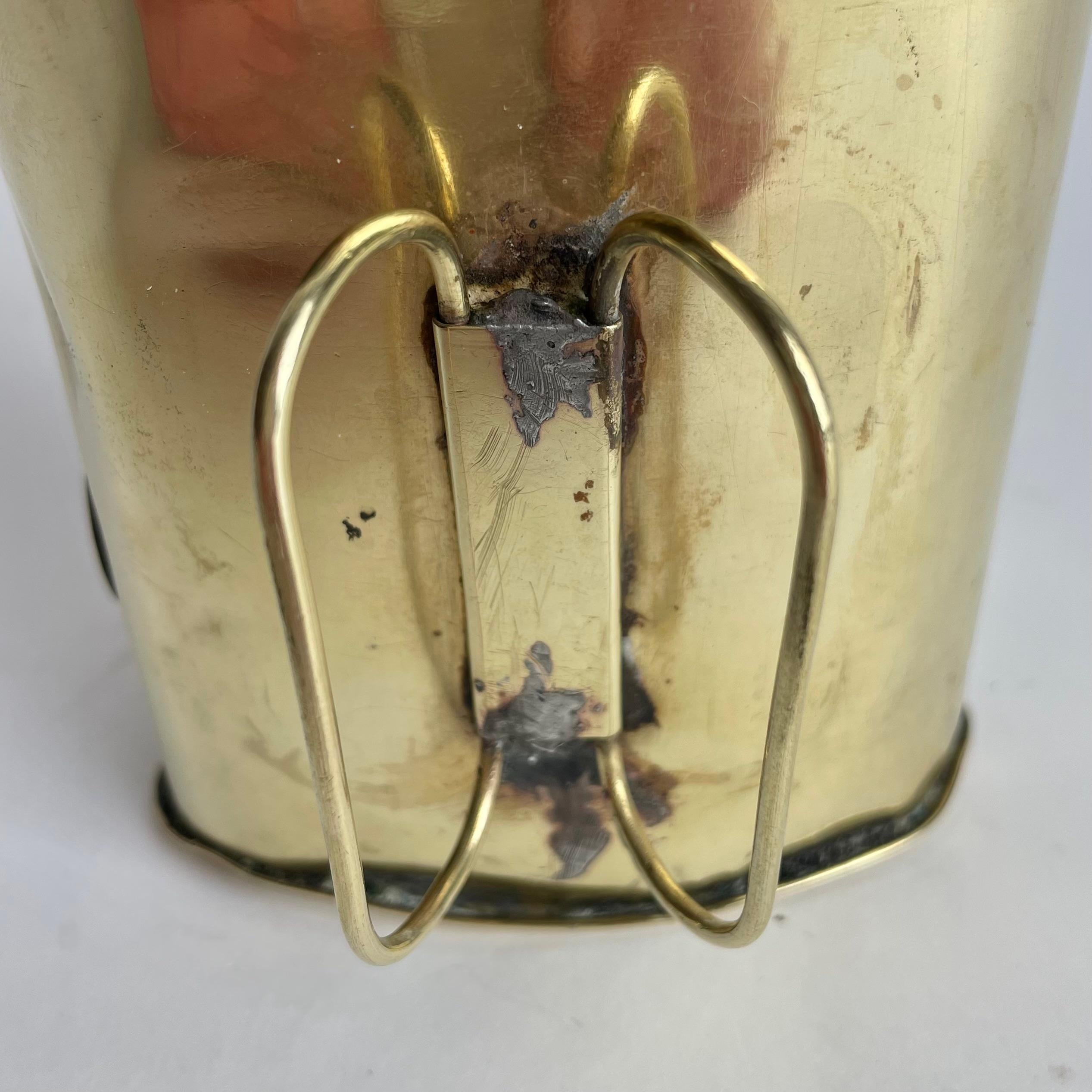 Rara linterna para una vela en latón de un Barón sueco. Época del Imperio en venta 4