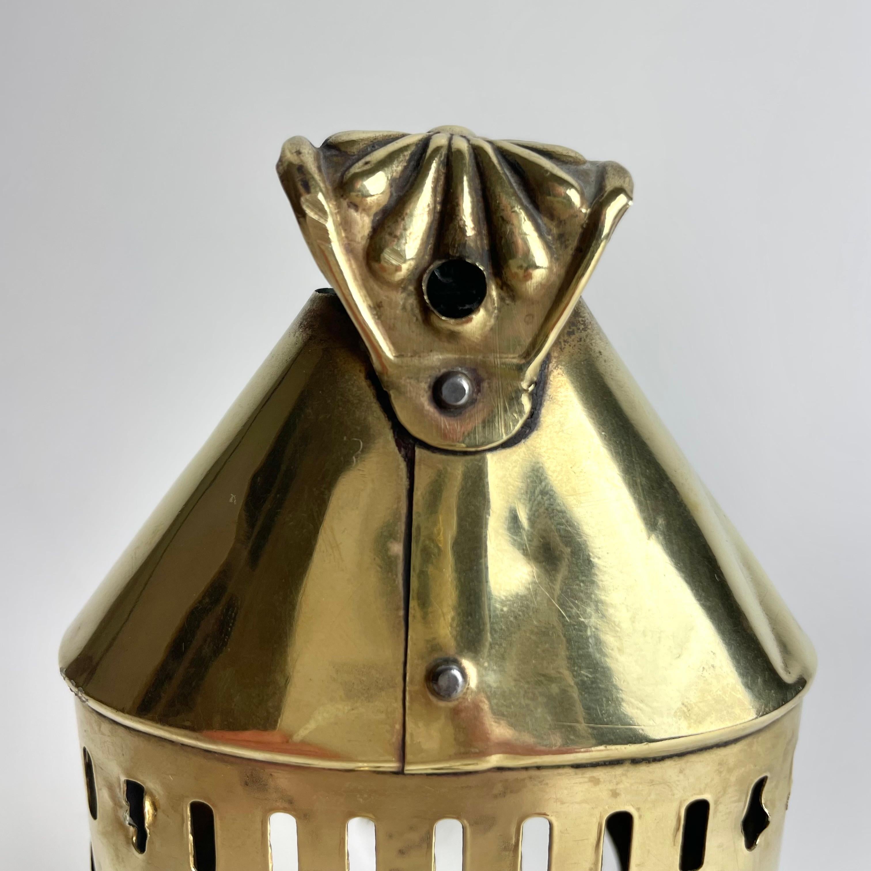 Rara linterna para una vela en latón de un Barón sueco. Época del Imperio en venta 5