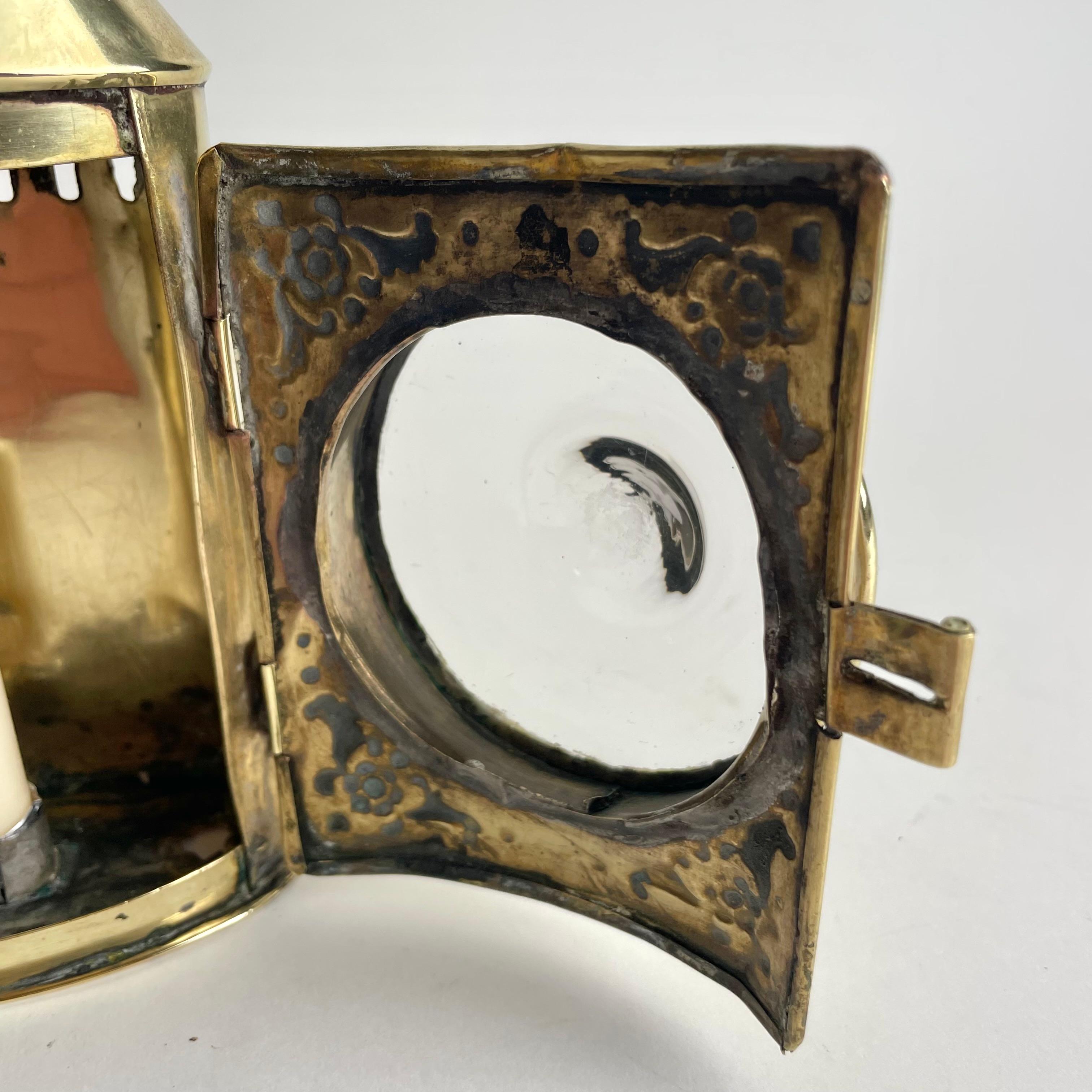 Rara linterna para una vela en latón de un Barón sueco. Época del Imperio en venta 7