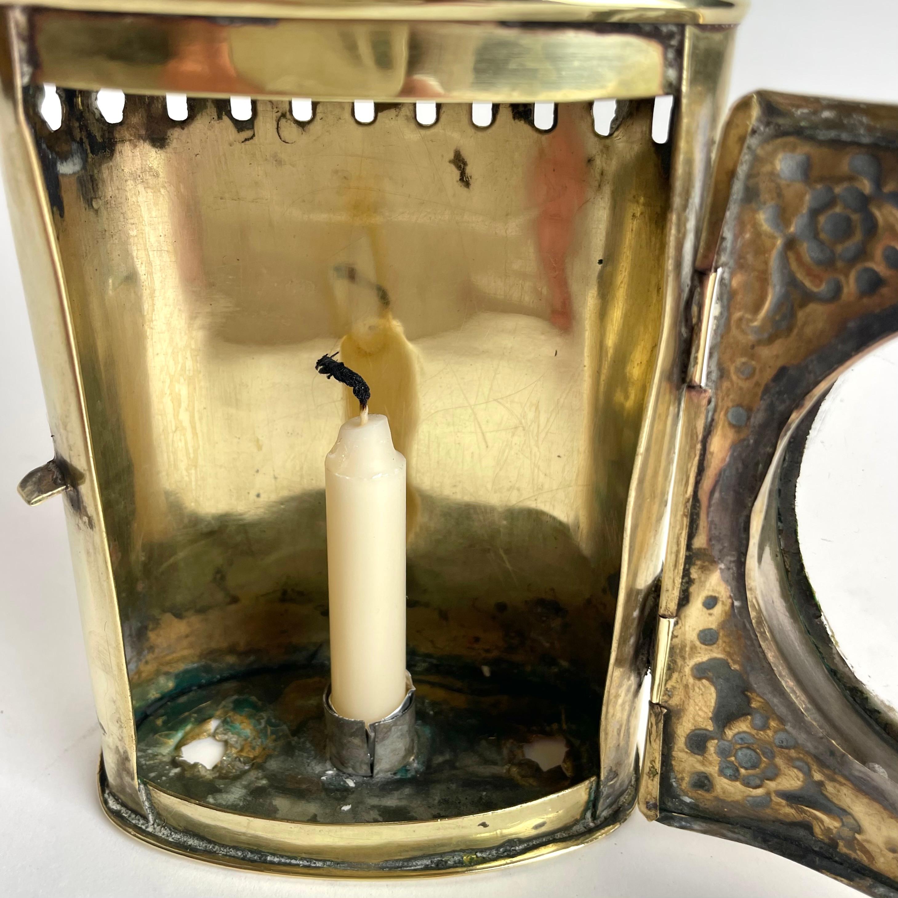 Rara linterna para una vela en latón de un Barón sueco. Época del Imperio en venta 8
