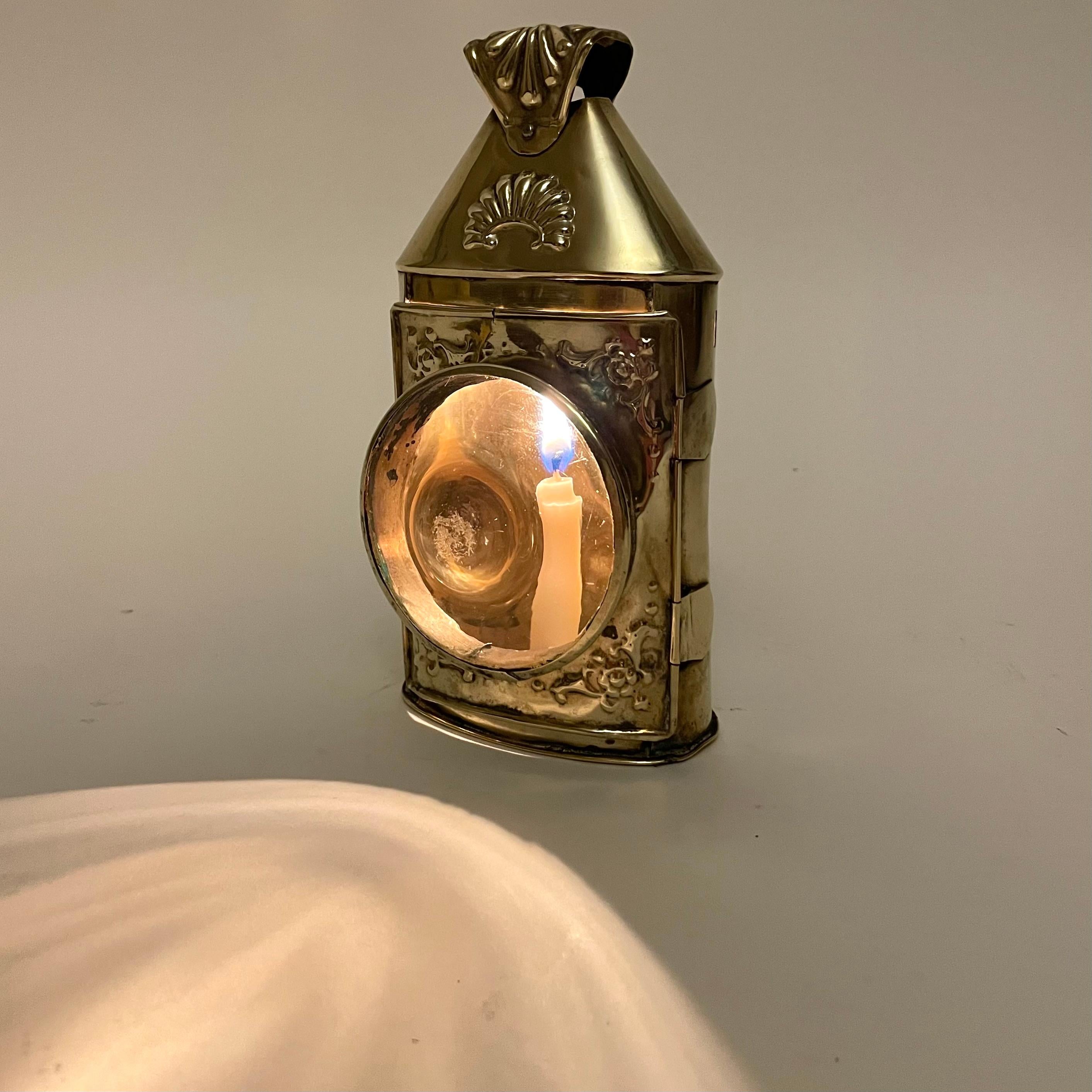 Rara linterna para una vela en latón de un Barón sueco. Época del Imperio Sueco en venta