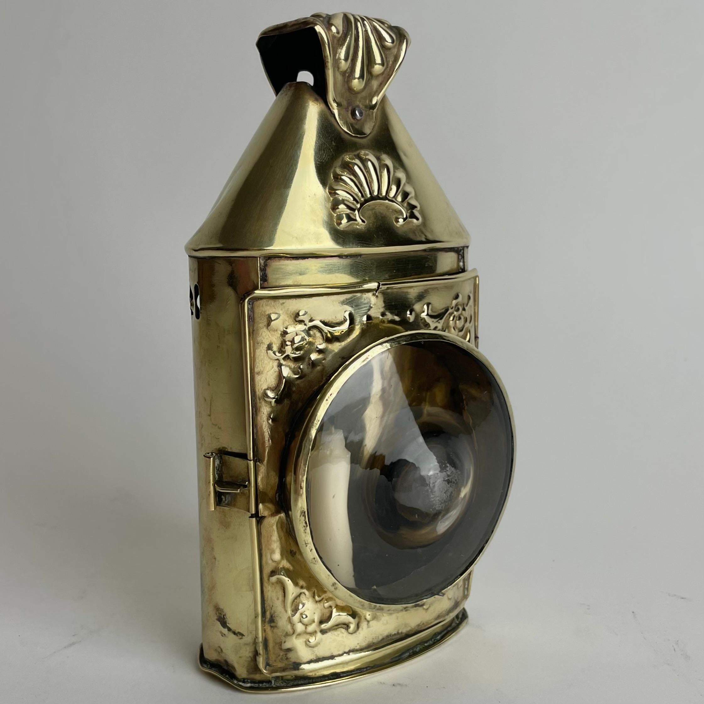Rara linterna para una vela en latón de un Barón sueco. Época del Imperio Mediados del siglo XIX en venta