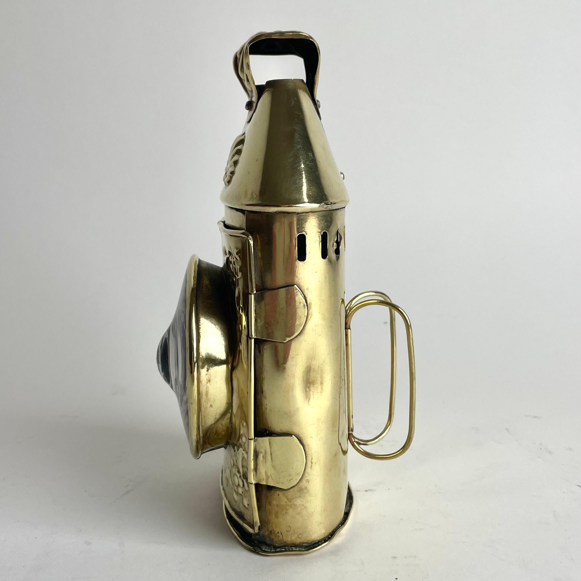 Rara linterna para una vela en latón de un Barón sueco. Época del Imperio en venta 1