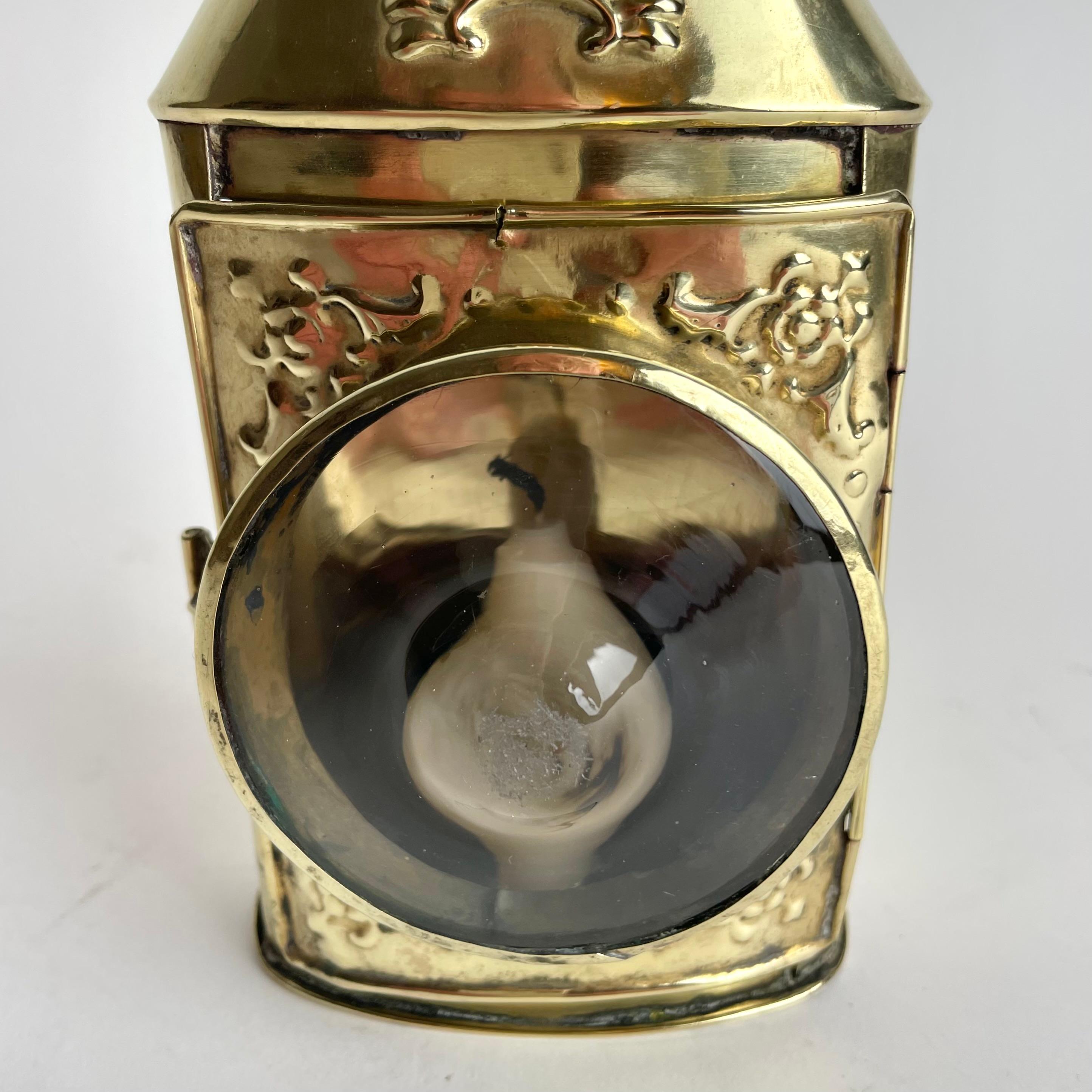 Rara linterna para una vela en latón de un Barón sueco. Época del Imperio en venta 2