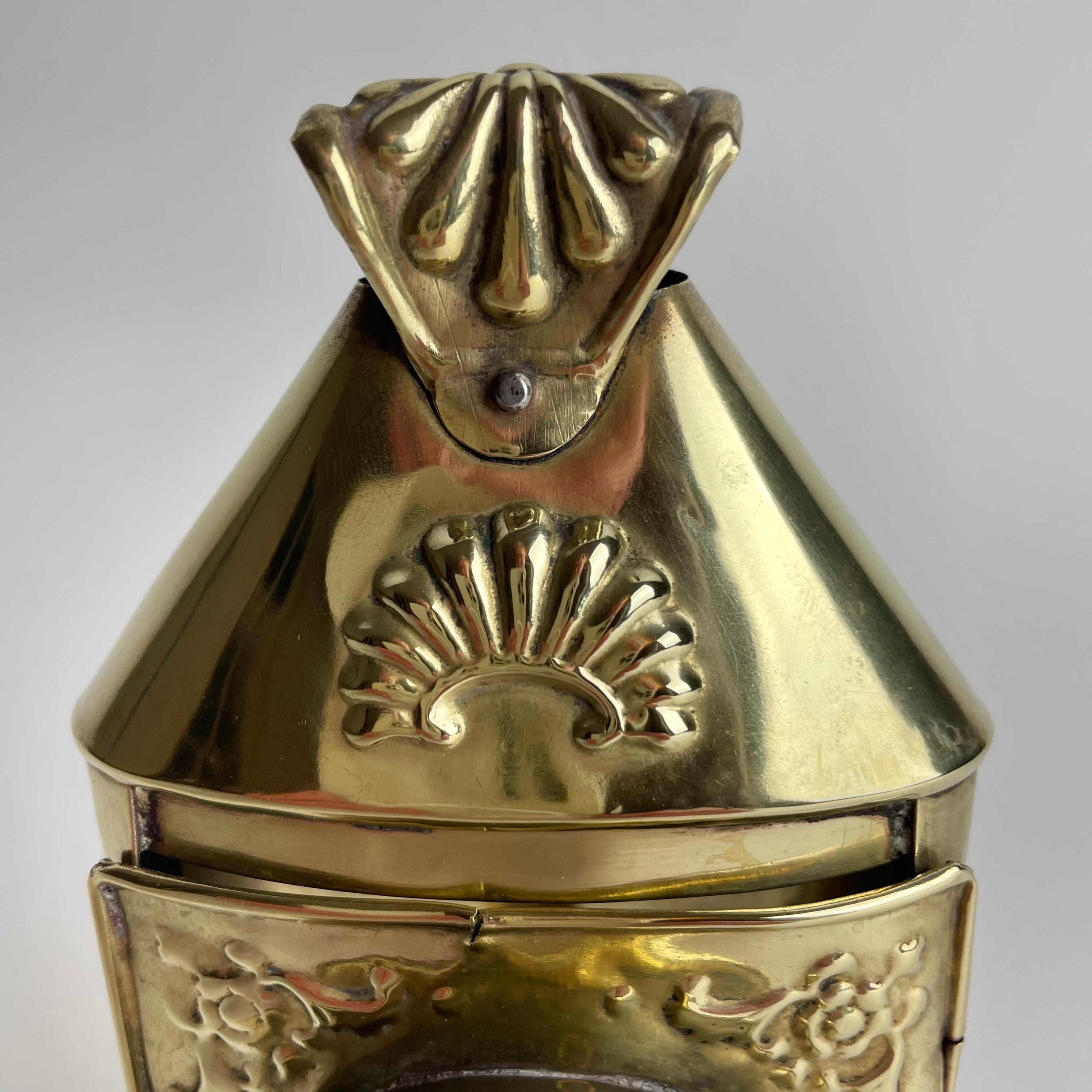 Rara linterna para una vela en latón de un Barón sueco. Época del Imperio en venta 3