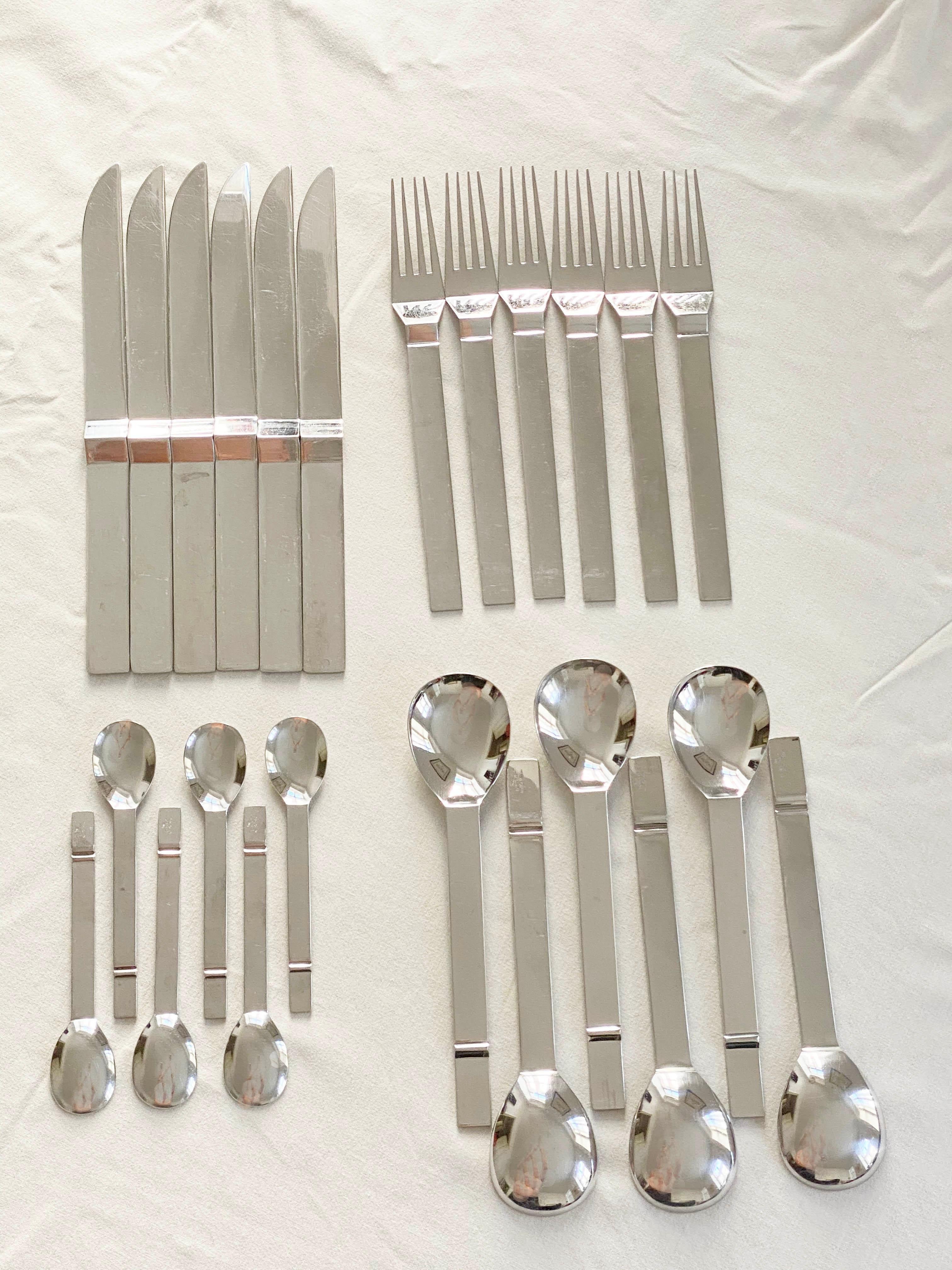 Designed by famous New York designer’s duo Bob Patino (1942-1998) and Vincente Wolf in 1991 for Berndorf, Austria. Beautiful and hard-to-find cutlery made of chrome-plated stainless steel discontinued. A set of 24 pieces

Ref. Wolfgang-Otto Bauer
