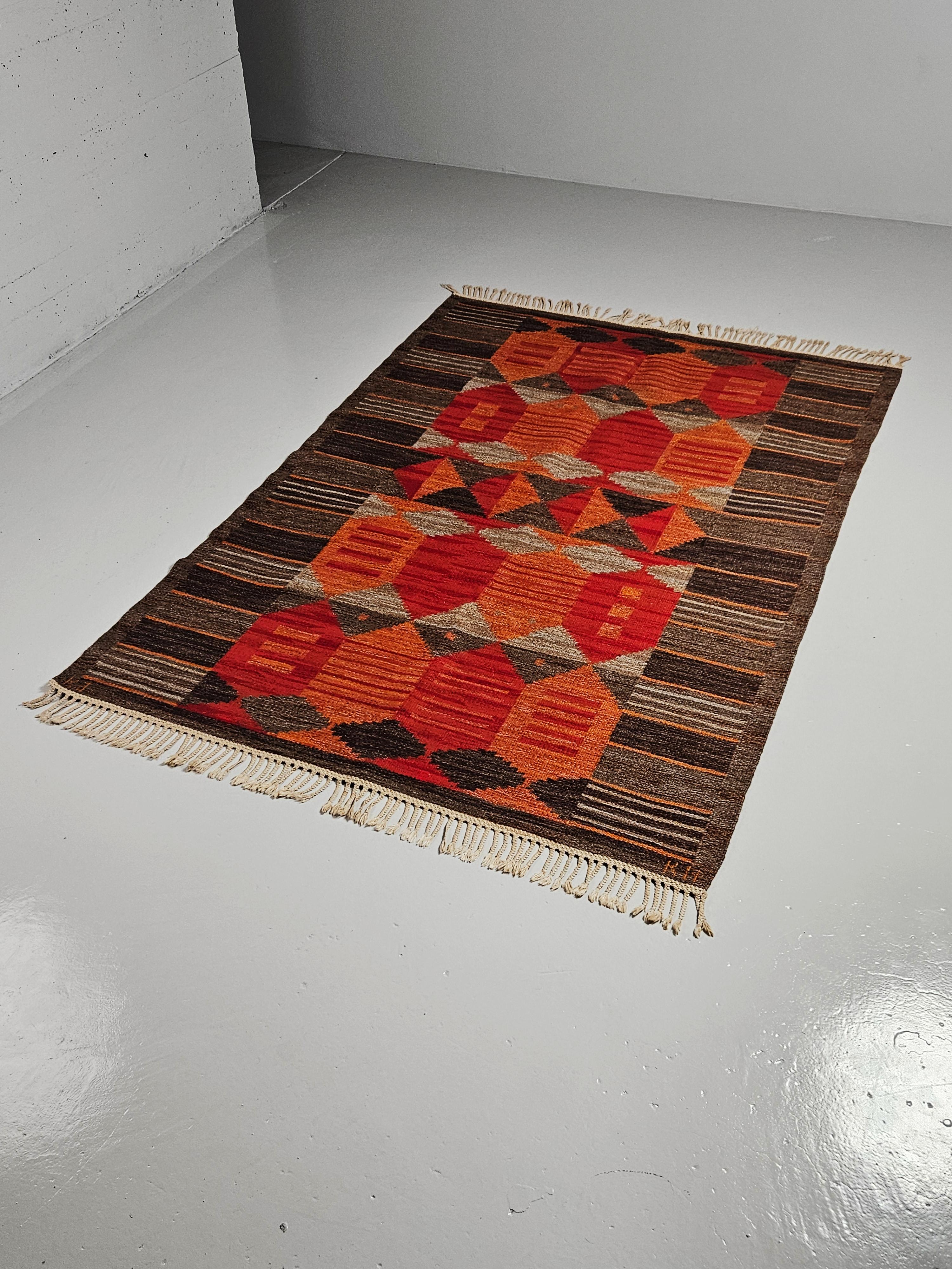 Flatweave carpet designed by Swedish artist Karin Jönsson and produced by Klockaregårdens Hemlöjd. 
Made in the middle of the 20th century. Model is named 'Rött stim'.

Good vintage condition with great color. One of the fringes is missing. 

Free