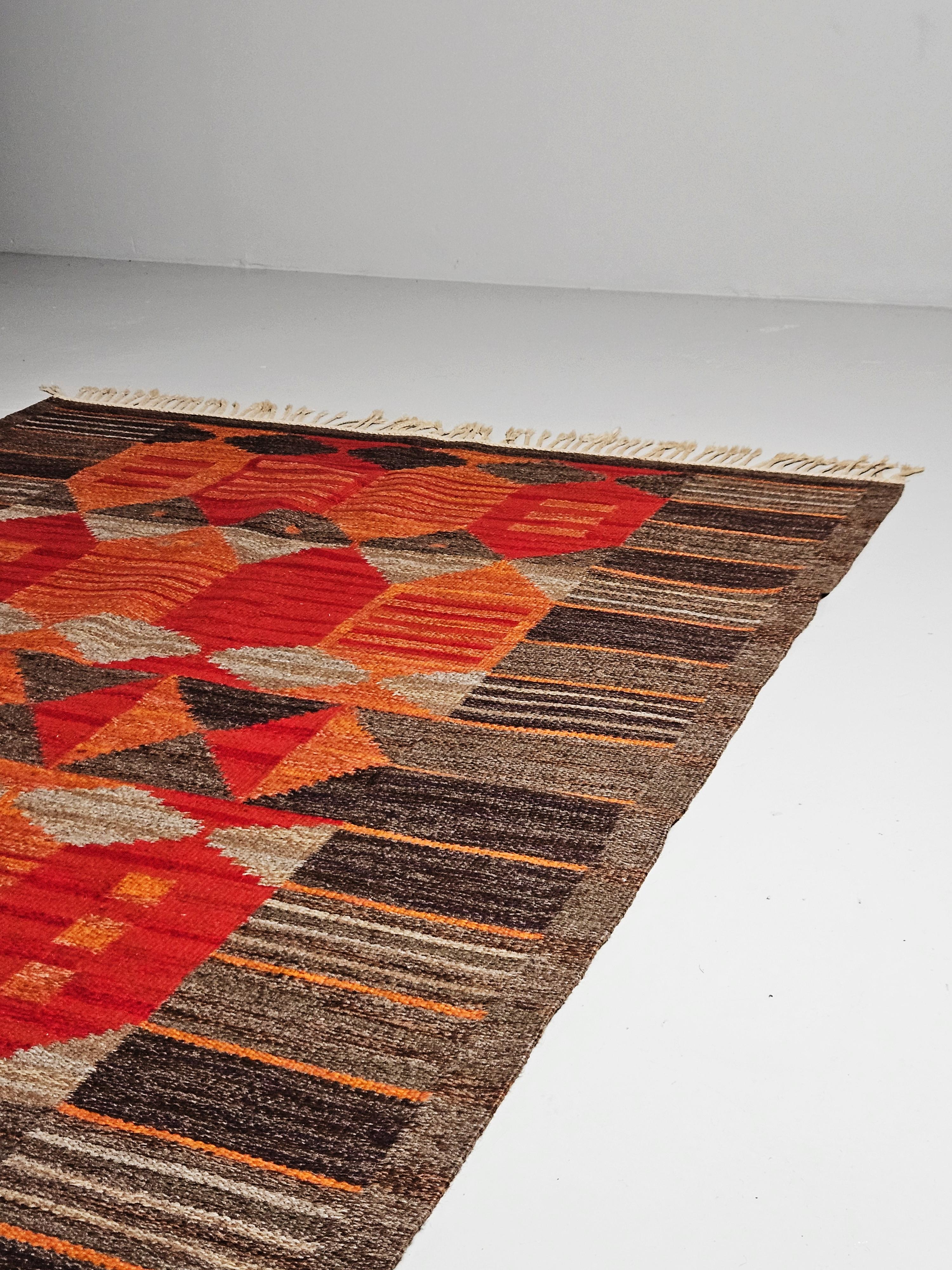 Rare flatweave carpet 'Rött Stim' by Karin Jönsson, Sweden, 1960s In Good Condition For Sale In Eskilstuna, SE