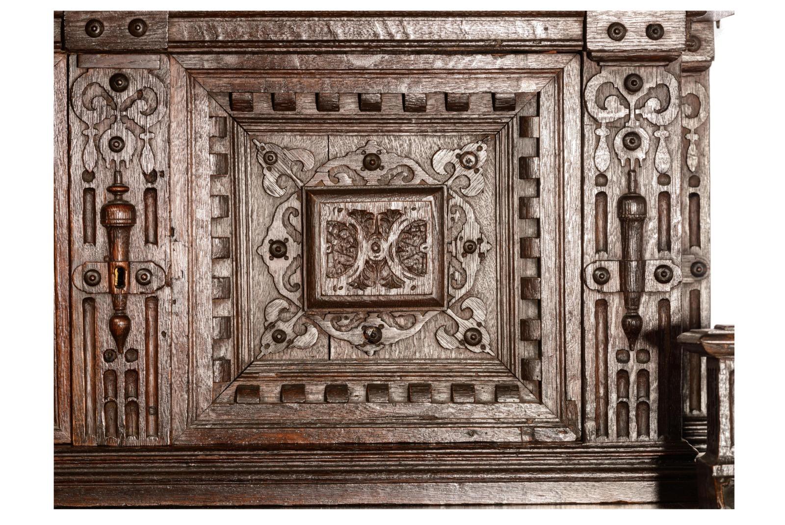 Rare Flemish Sideboard 17th Century In Good Condition In Madrid, ES