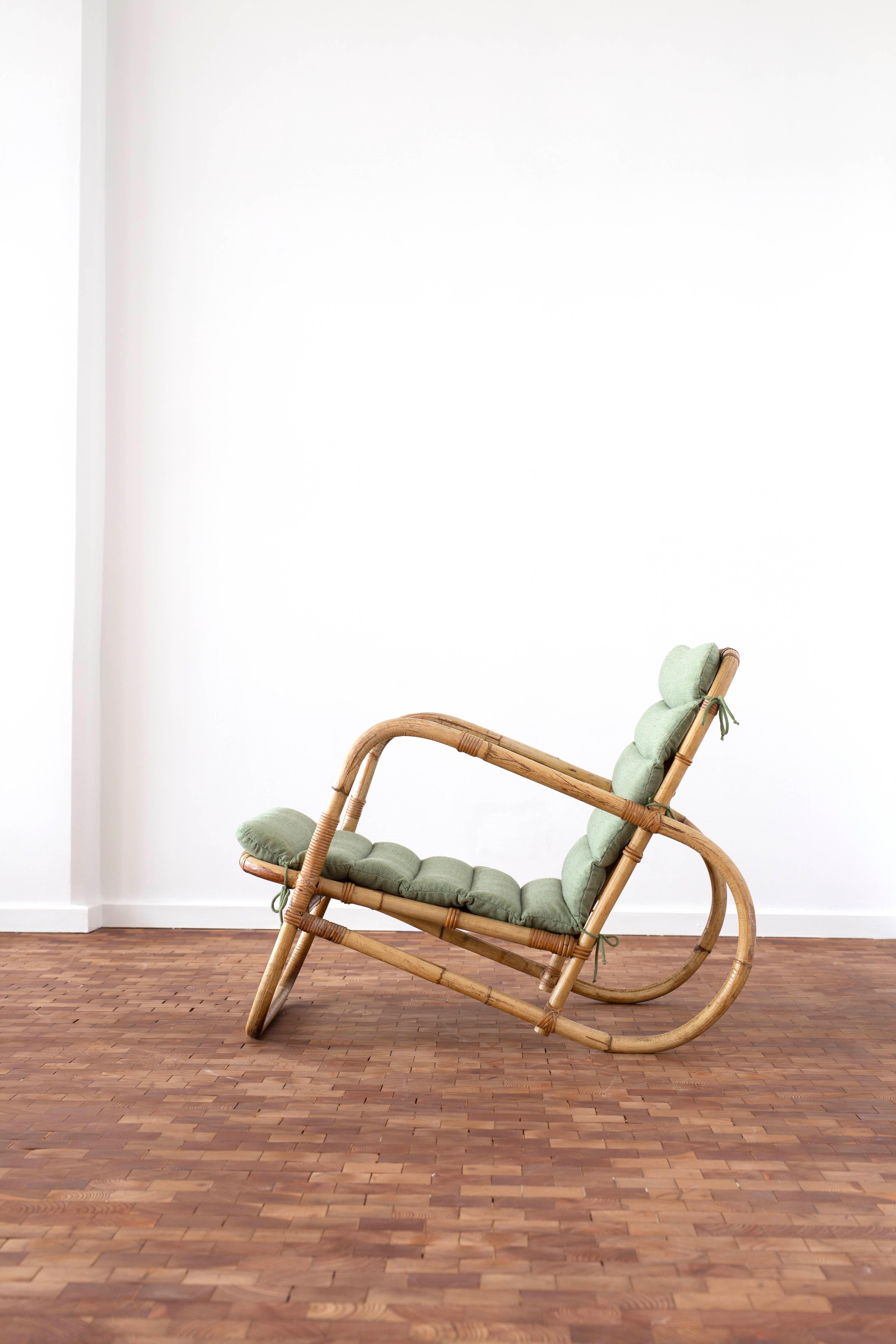 Butaca de ratán Flemming Lassen con cojín verde. Diseñado en 1940, fabricado y marcado con placa de metal por E.V.A Nissen, Dinamarca. 

Buen estado original, con un cojín nuevo fabricado tal como se mostraba originalmente en 1940.  