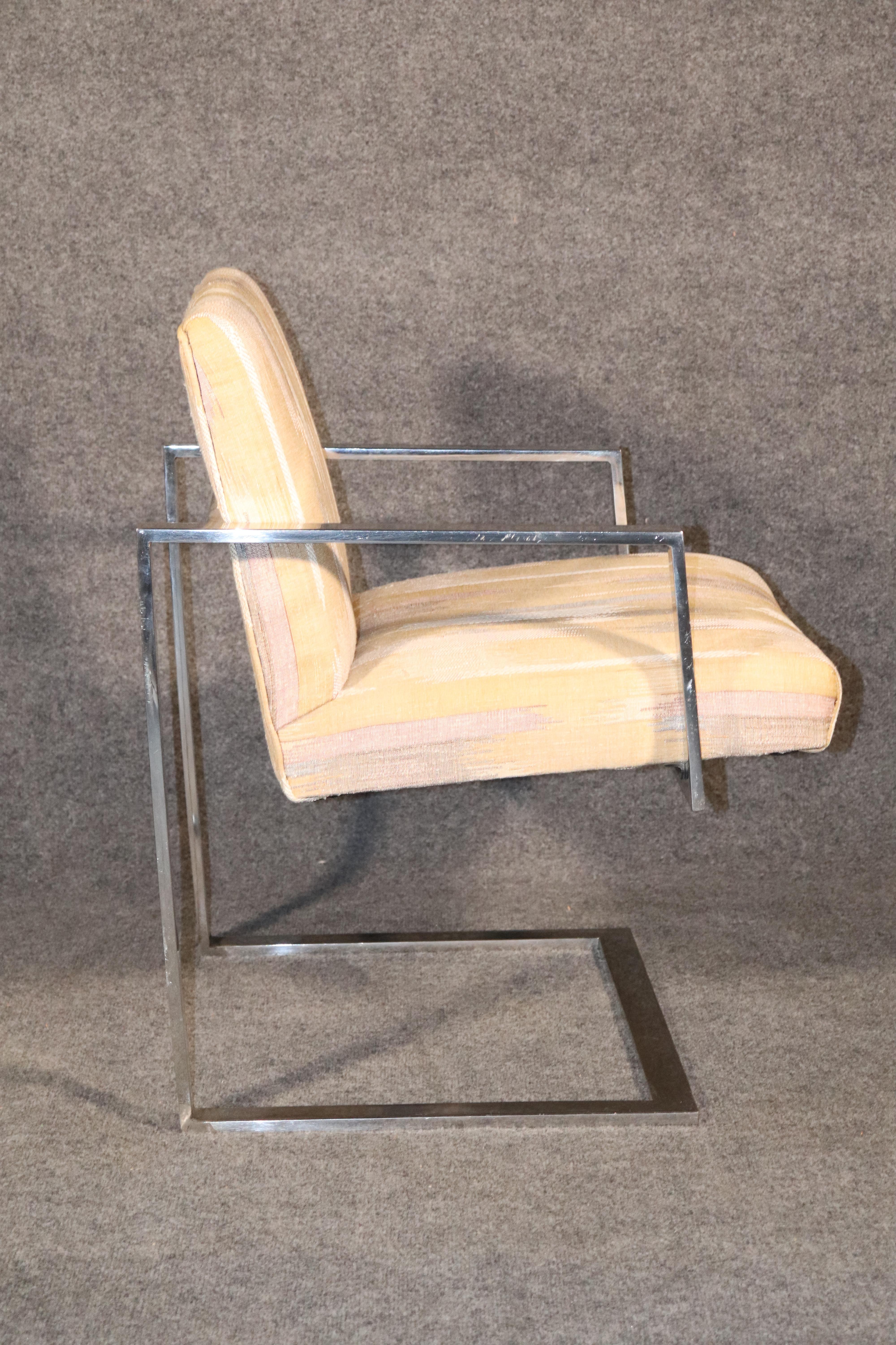 Moderner Sessel im Stil von Milo Baughman aus der Mitte des Jahrhunderts, hergestellt aus einem schweren Flachstangengestell in poliertem Chrom. Der einzigartige Freischwingerrahmen verleiht dem Sitz ein schwebendes Design.
Bitte bestätigen Sie den