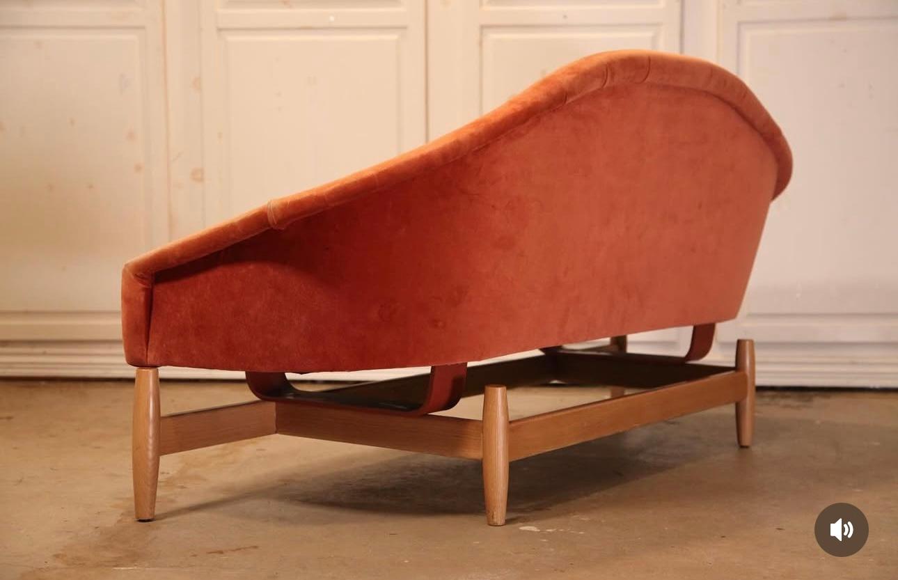  Sie ist ein echter Hingucker!! Super seltenes kompaktes Sofa von Jan Kuypers für Imperial mit blutorangefarbenem Veloursbezug und Beinen aus europäischer Weißeiche. Das Design der schwebenden Gondel ist einfach herausragend und extrem komfortabel.