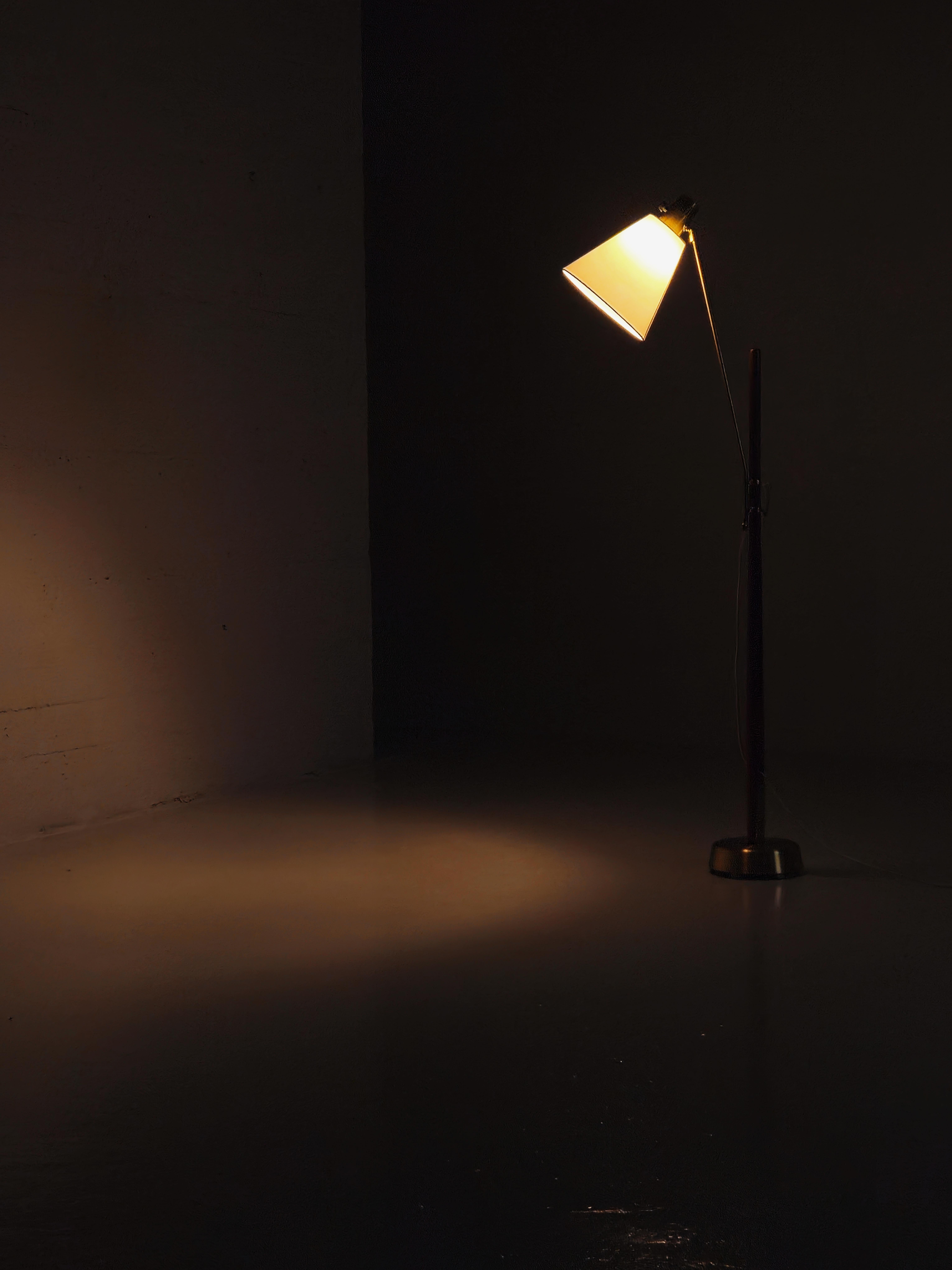Hans Bergström floor lamp model '539'. Produced by Ateljé Lyktan, Åhus during the 1940-50s. 

Made in teak and brass. Adjustable height from 120 to 150 cm. 