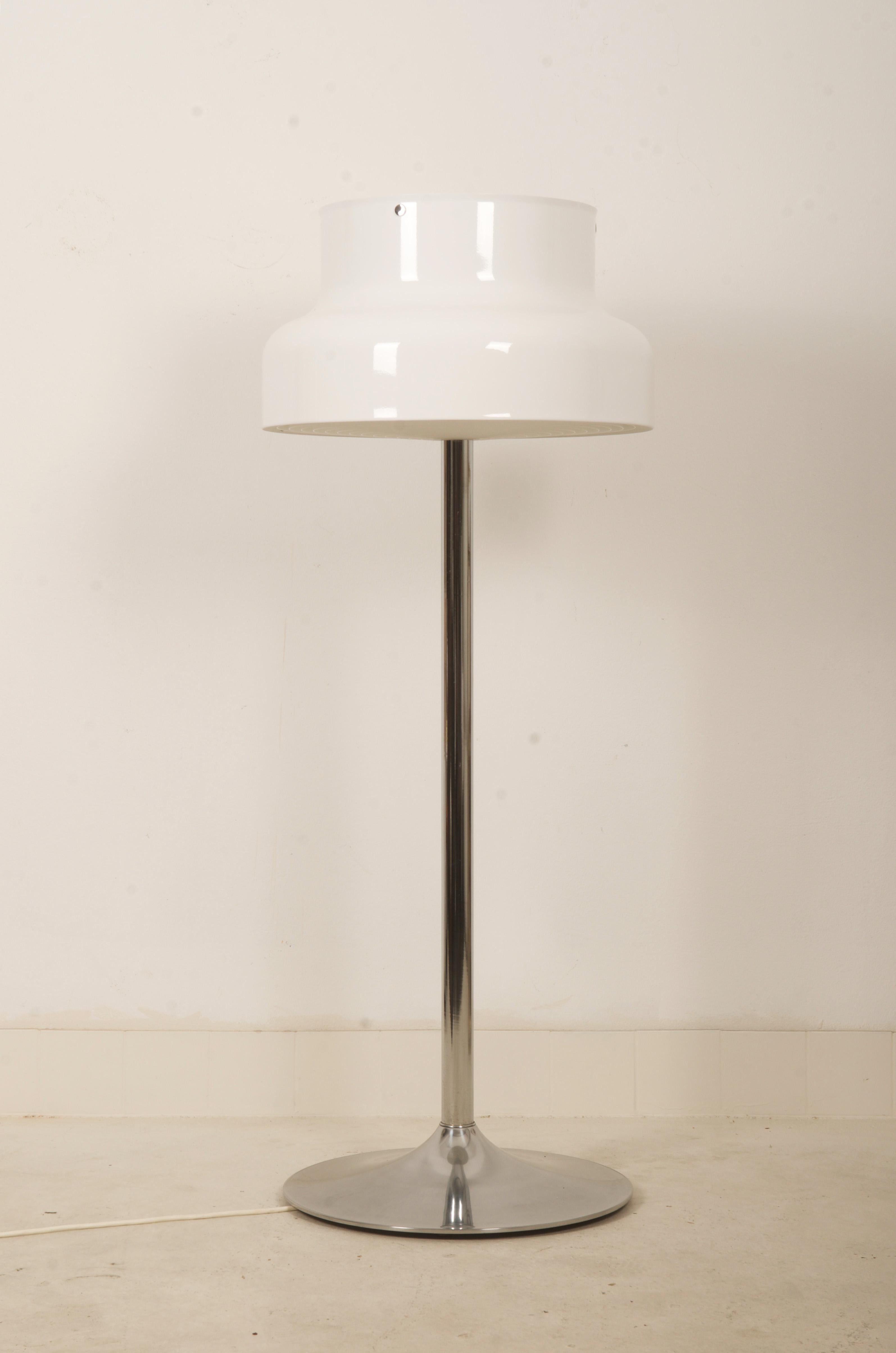 Lámpara de pie Bumling, diseñada en 1968 por Anders Pehrson para Ateljé Lyktan. Base de aluminio con una varilla central provista de una toma E27, pantalla de acero lacado y rejilla de plástico. Muy buen estado. Esta lámpara es la mayor de este tipo