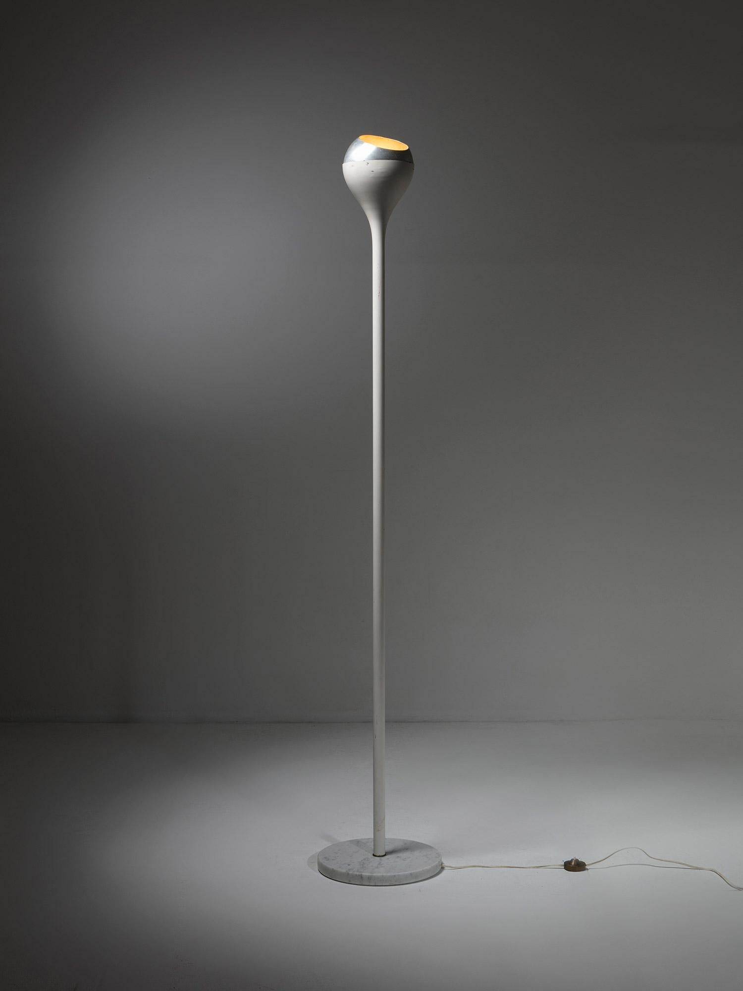 Rara lampada da terra di Angelo Lelii per Arredoluce.
Base in marmo, stelo laccato bianco e globo superiore in ottone cromato.