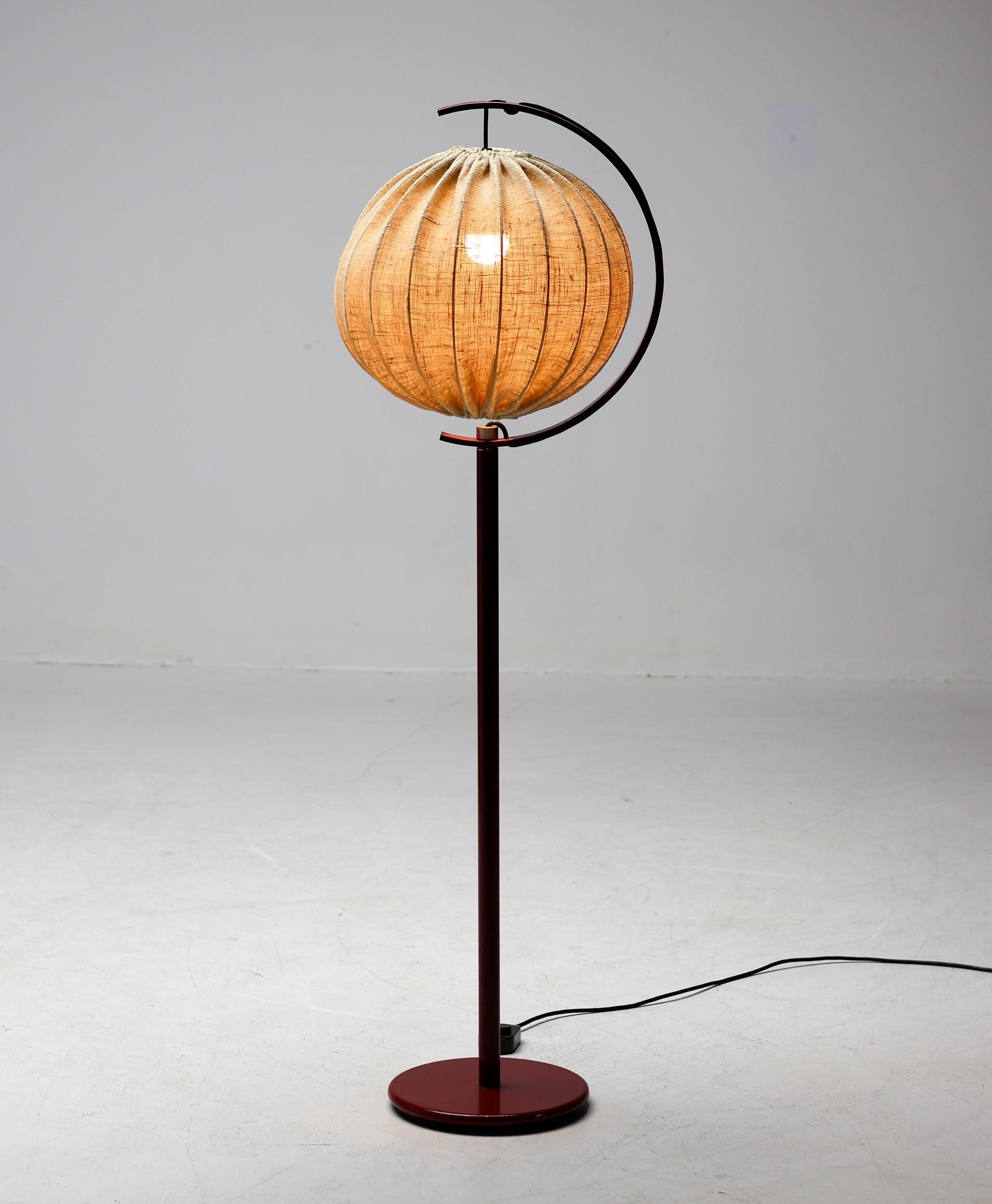 Una lampada da terra d'eccezione disegnata da Henk Fillekes e prodotta da Atelier A nei Paesi Bassi, prodotta circa nel 1950.  Questa lampada molto rara è stata prodotta per un periodo molto breve e ne sono stati realizzati pochissimi esemplari.
