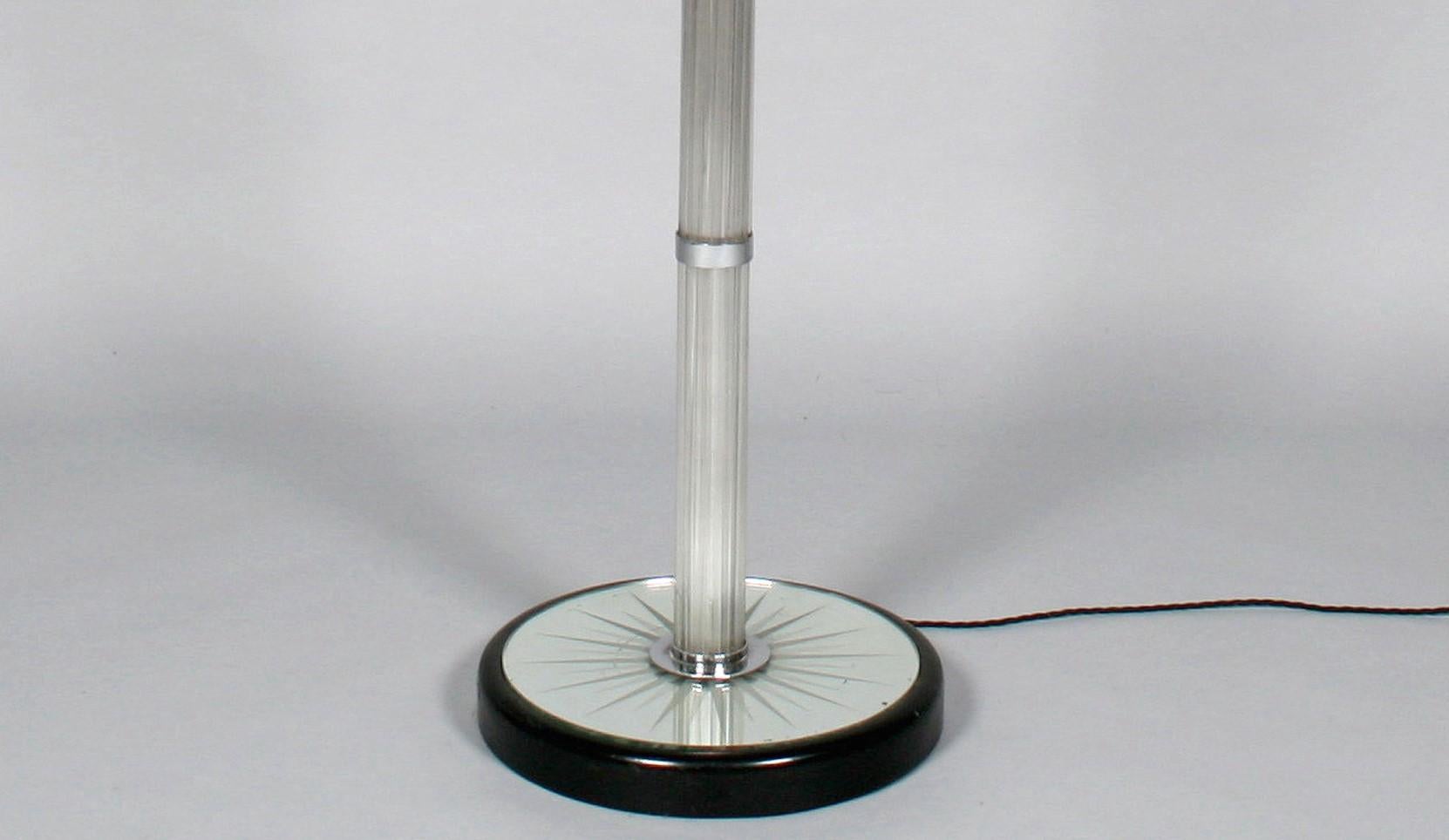 Lampe standard inhabituelle conçue par Brusotti avec une base en bois ébonisé et un miroir gravé en forme d'étoile. Le pied est constitué de tiges de verre maintenues par des colliers chromés. Il y a un projecteur chromé et trois douilles