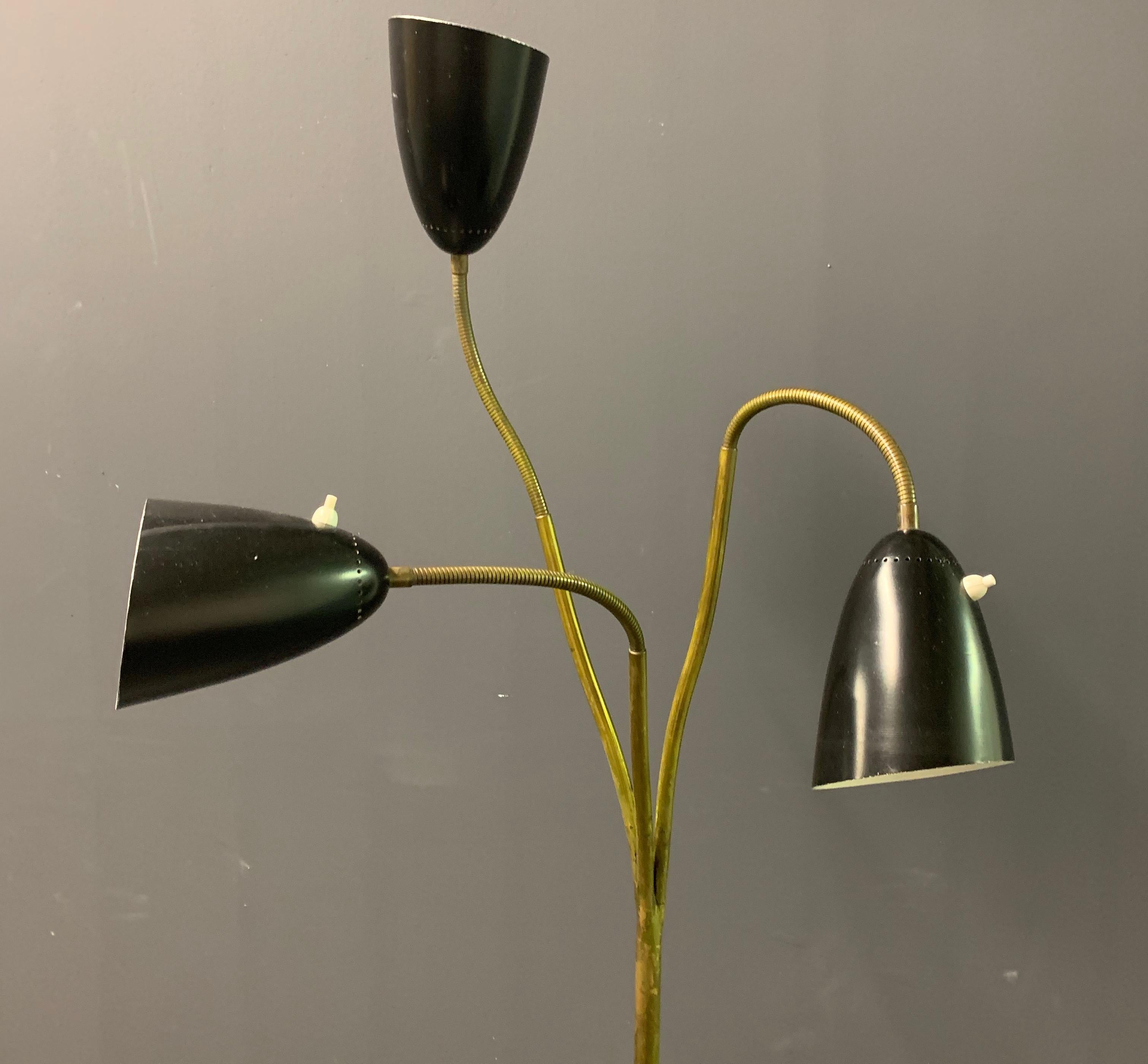 Seltene Stehlampe von Giuseppe Ostuni für O-Luce (Mitte des 20. Jahrhunderts) im Angebot